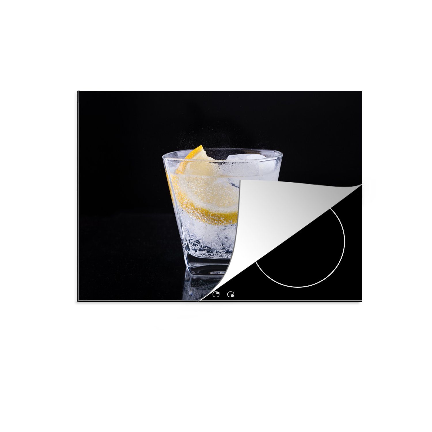 MuchoWow Herdblende-/Abdeckplatte Wodka mit Zitrone auf schwarzem Hintergrund, Vinyl, (1 tlg), 71x52 cm, Induktionskochfeld Schutz für die küche, Ceranfeldabdeckung