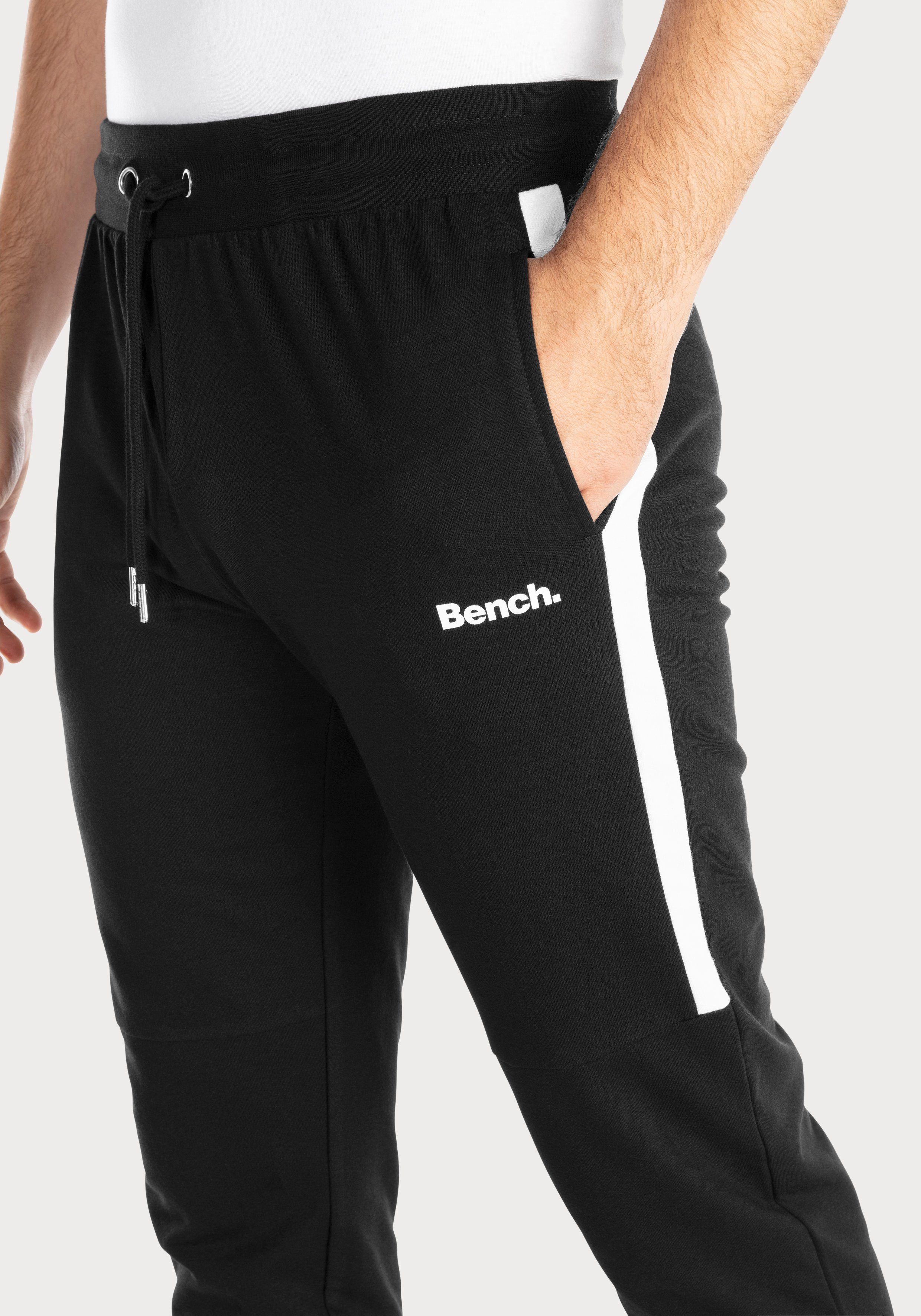 Sweathose mit Loungewear Beinabschluss Bündchen am Bench. schwarz