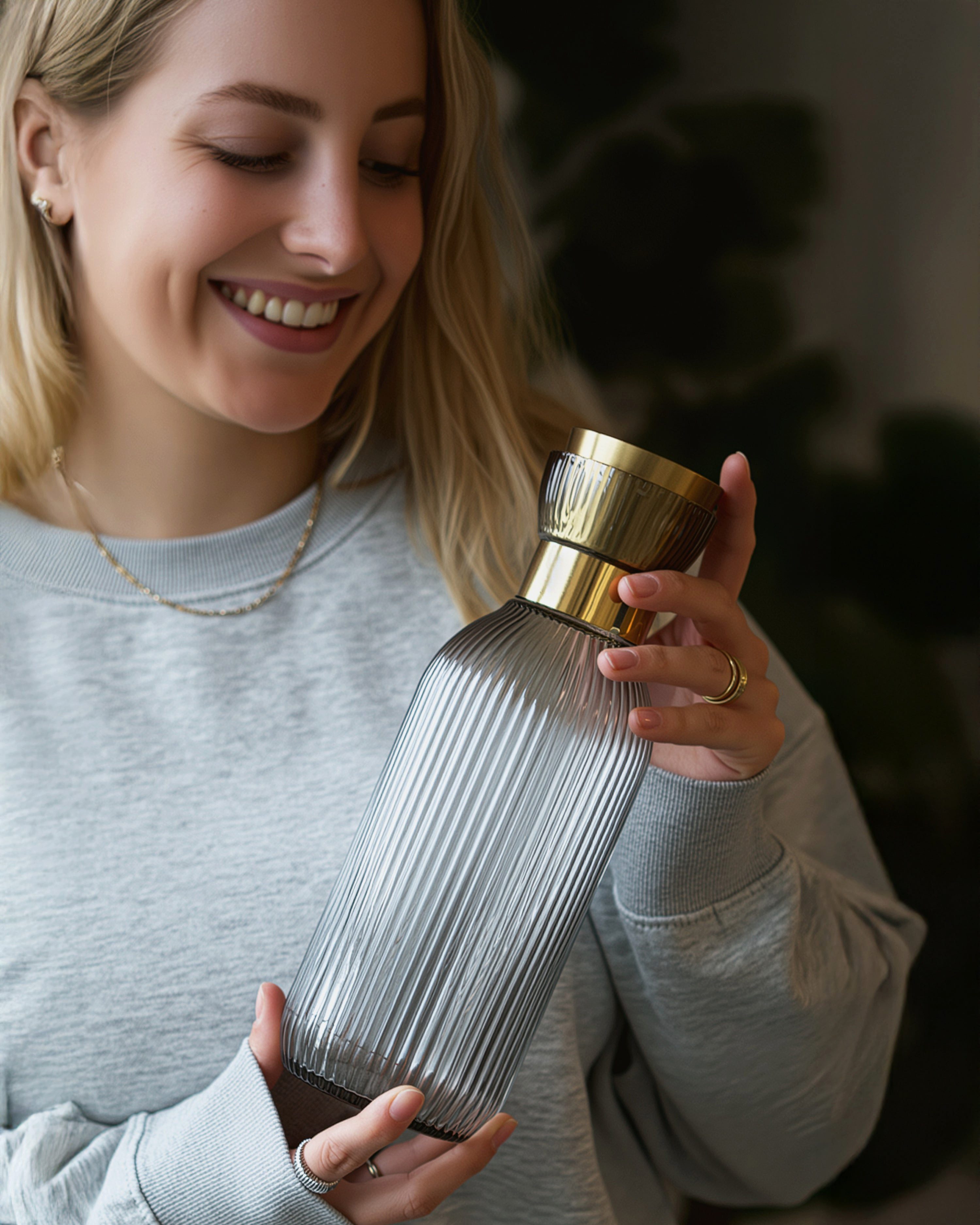 MAMEIDO Wasserkaraffe, aus mundgeblasenem Kristallglas mit edlem Ausgießer in 1 l und 1,5 l