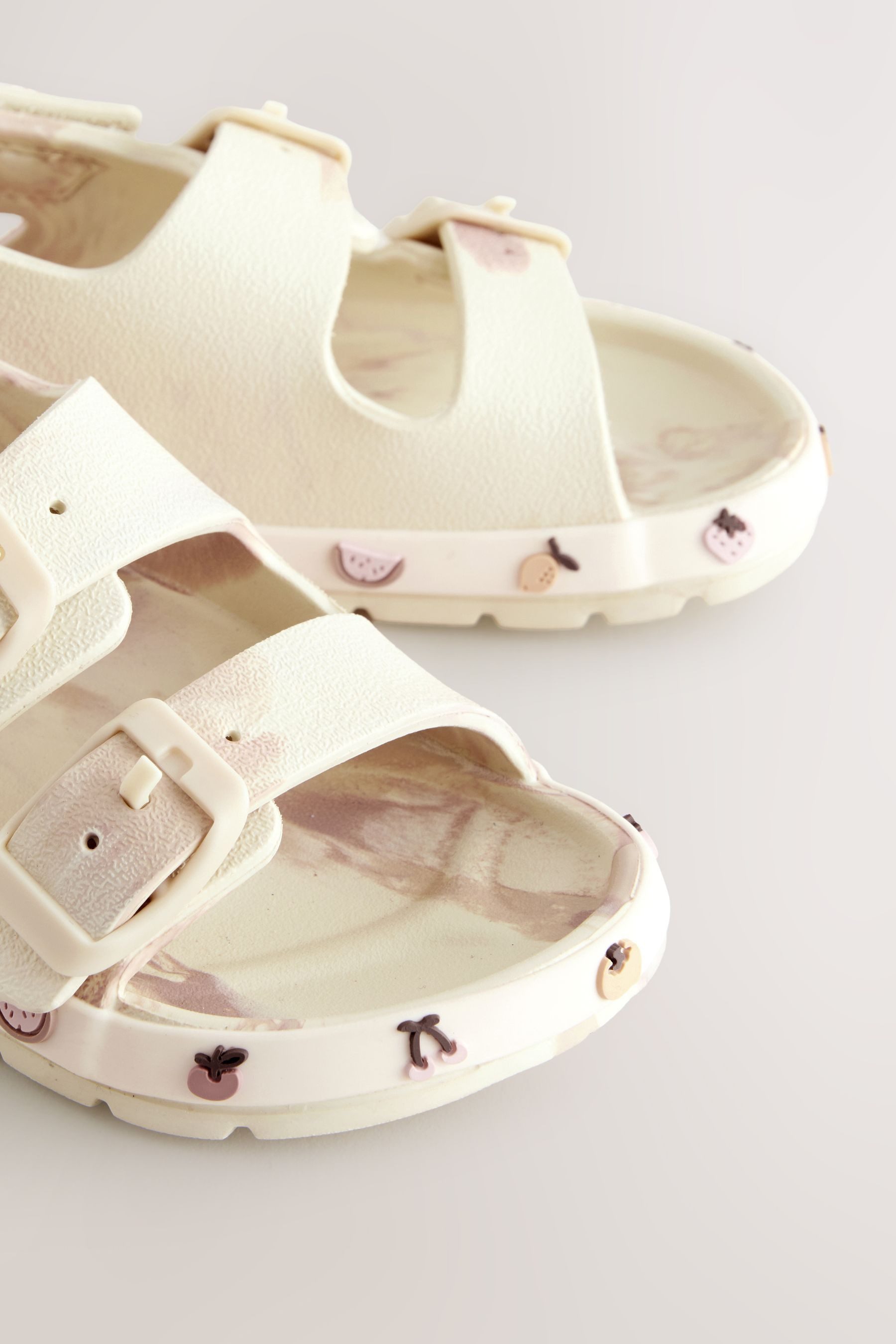 Next EVA-Sandalen mit Doppelschnalle und Motiv Sandale – Bild 4 von 5