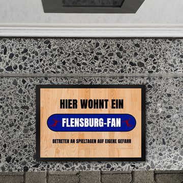 Fußmatte Hier wohnt ein Flensburg Fan Fußmatte in 35x50 cm mit Turnhallenboden, speecheese
