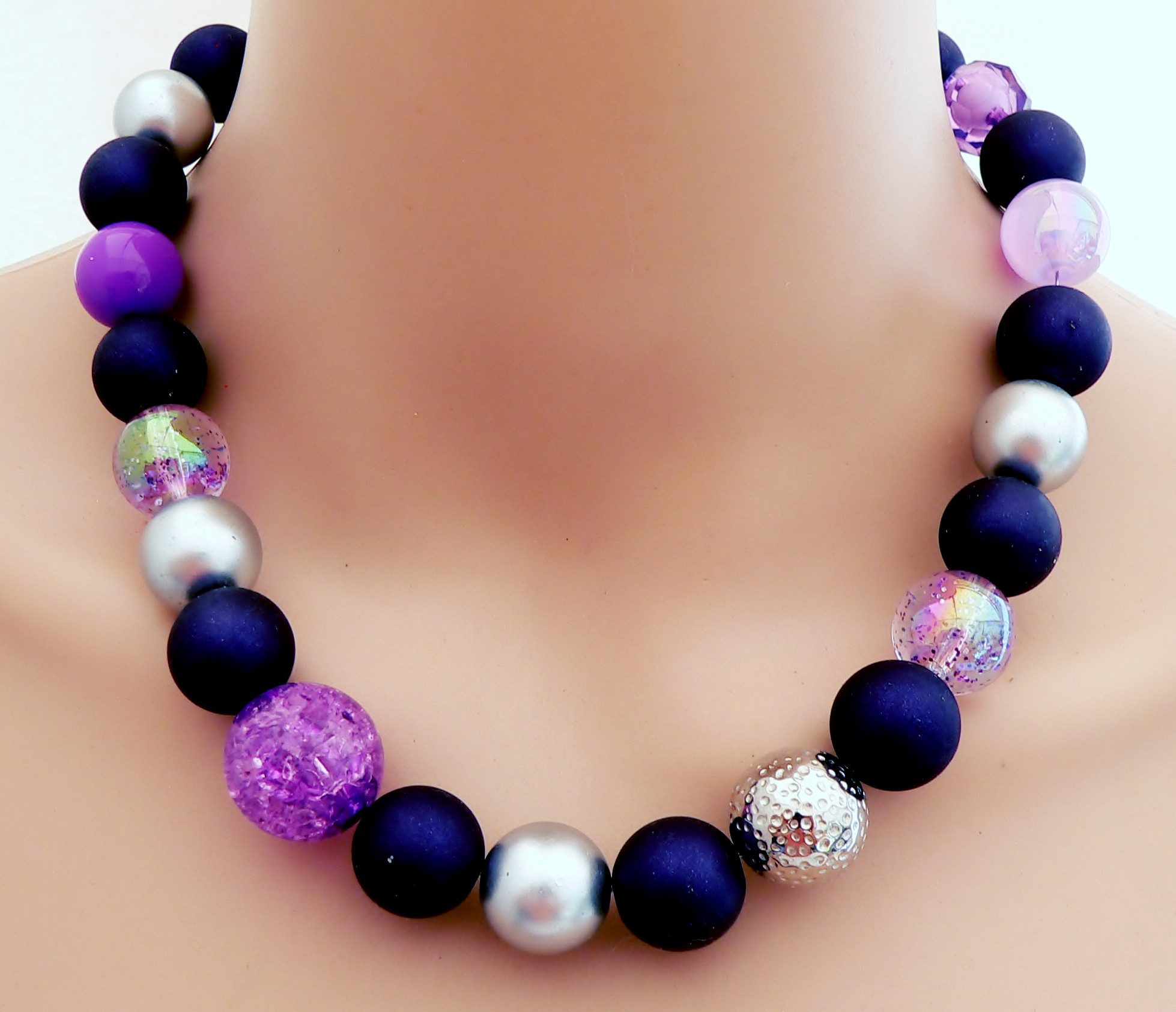traumschmuck Statementkette 089d Statementkette Halskette Perlenmix 16-20mm lila (Muttertag), handgefertigt, Made in Germany