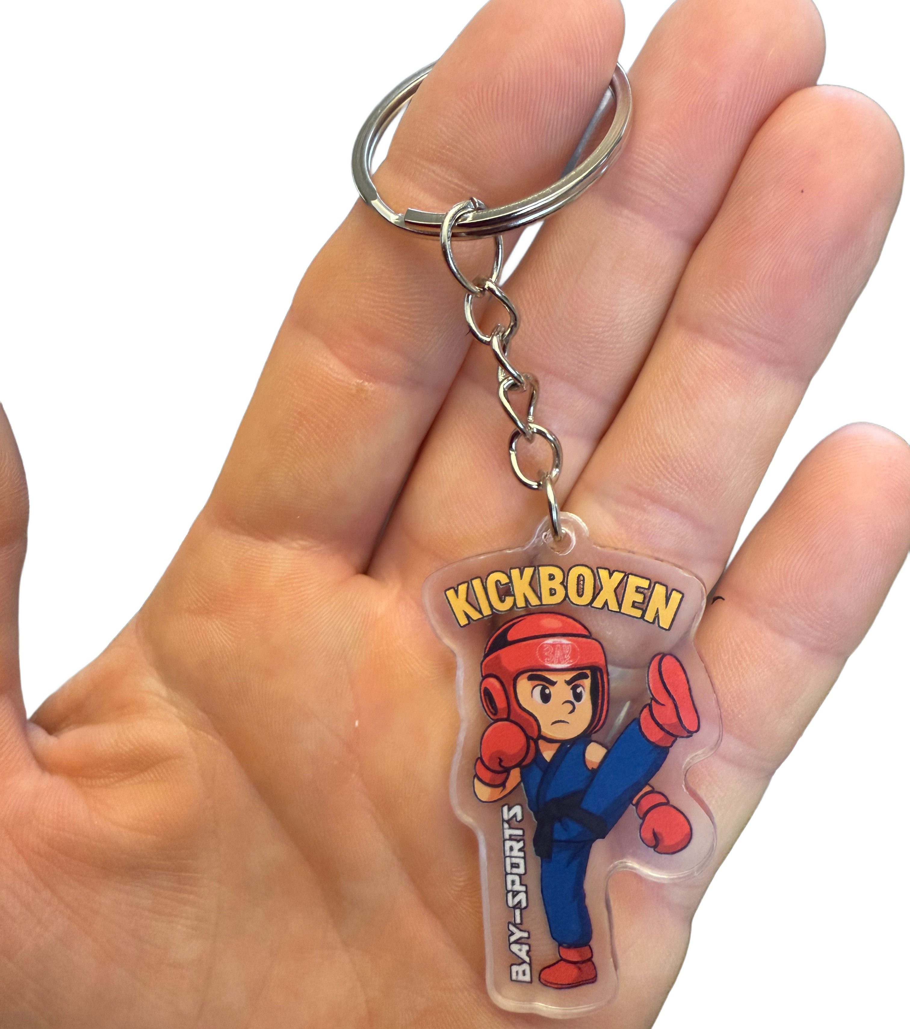 BAY-Sports Schlüsselanhänger Kicki der Kämpfer Figur Kickboxen Kickboxing Kinder Thaiboxen Muay Tha (Acryl Widerstandfähig, Stück), Hochwertiges Acrylglas, 2D, Geschenk für alle Anlässe