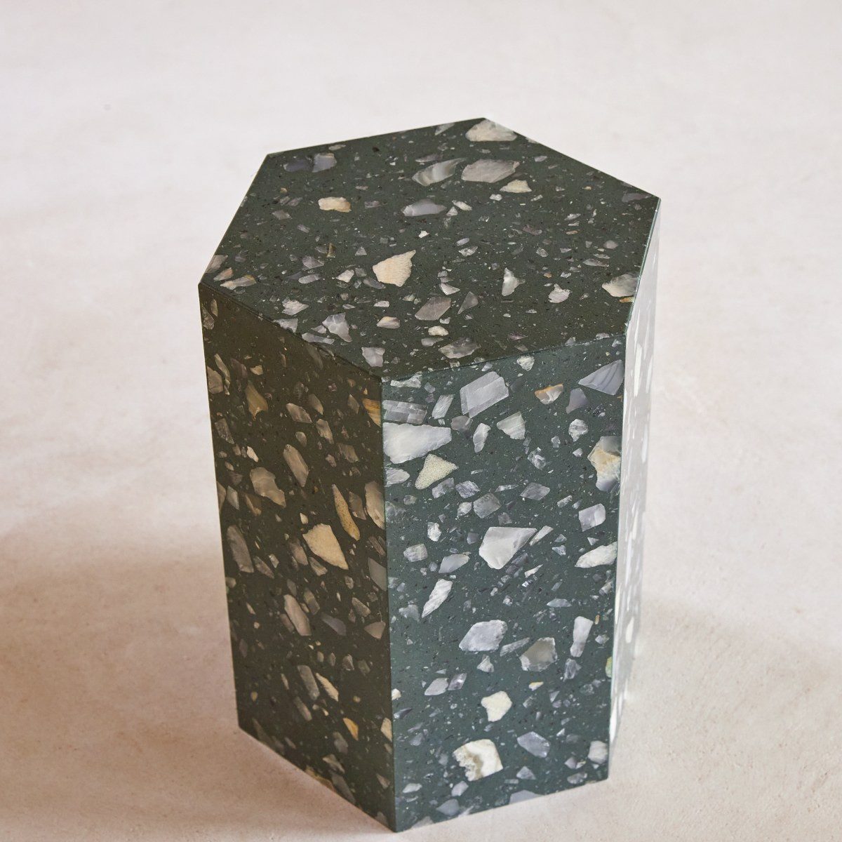 Tikamoon Beistelltisch Sofaende Zoé aus Premium-Terrazzo Black