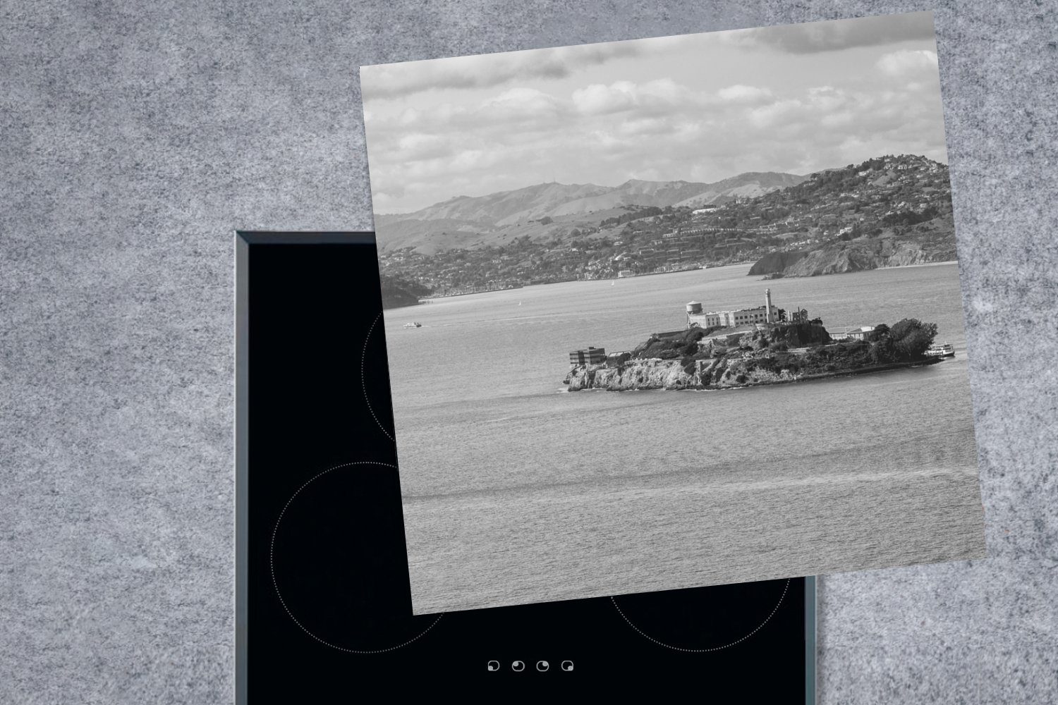 tlg), Vinyl, Alcatraz Herdblende-/Abdeckplatte Arbeitsplatte (1 78x78 MuchoWow - cm, Schwarz Ceranfeldabdeckung, für küche Weiß, -