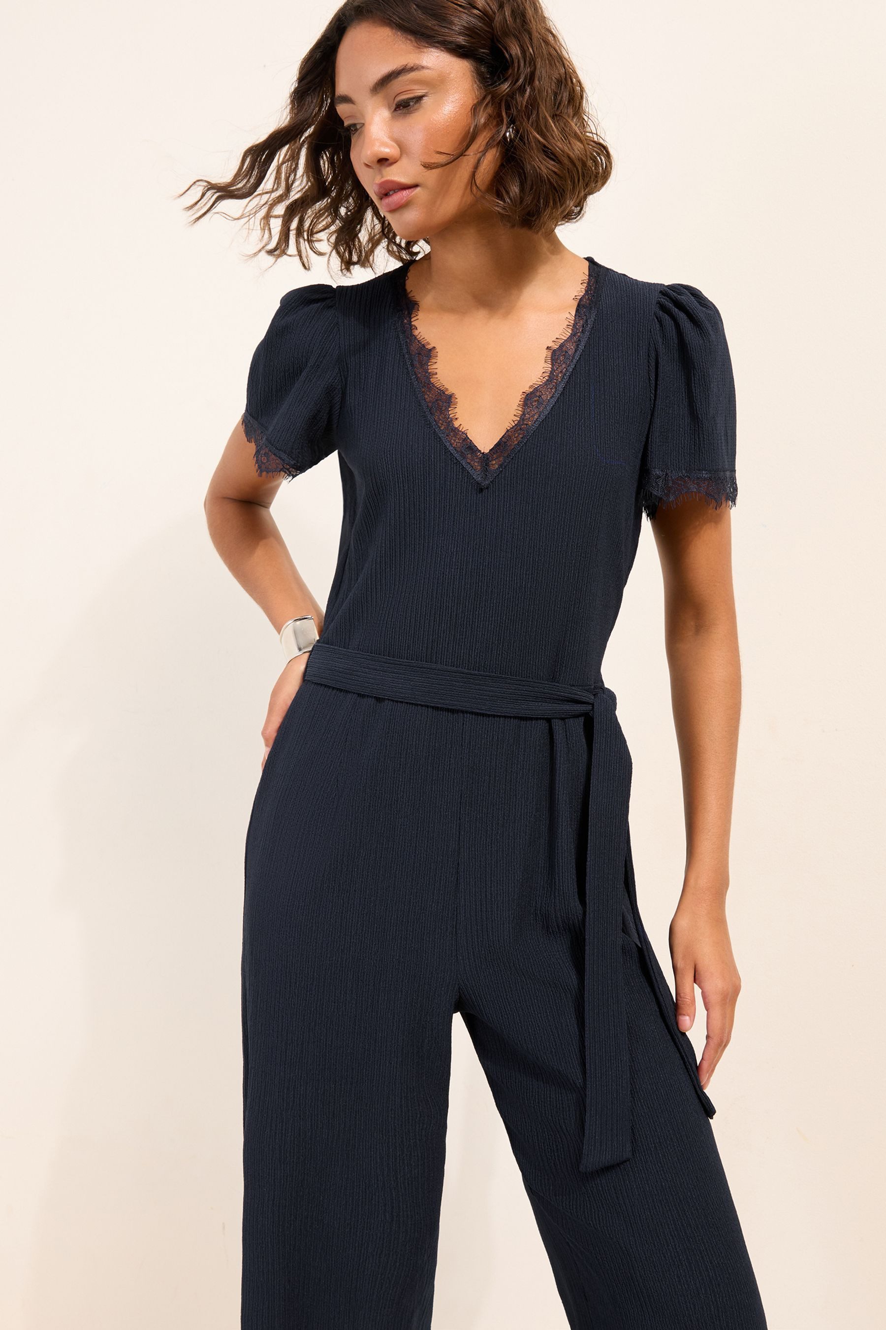 Friends Like These Jumpsuit Friends Like These Kurzarm-Jumpsuit mit Spitze (1-tlg) – Bild 3 von 5