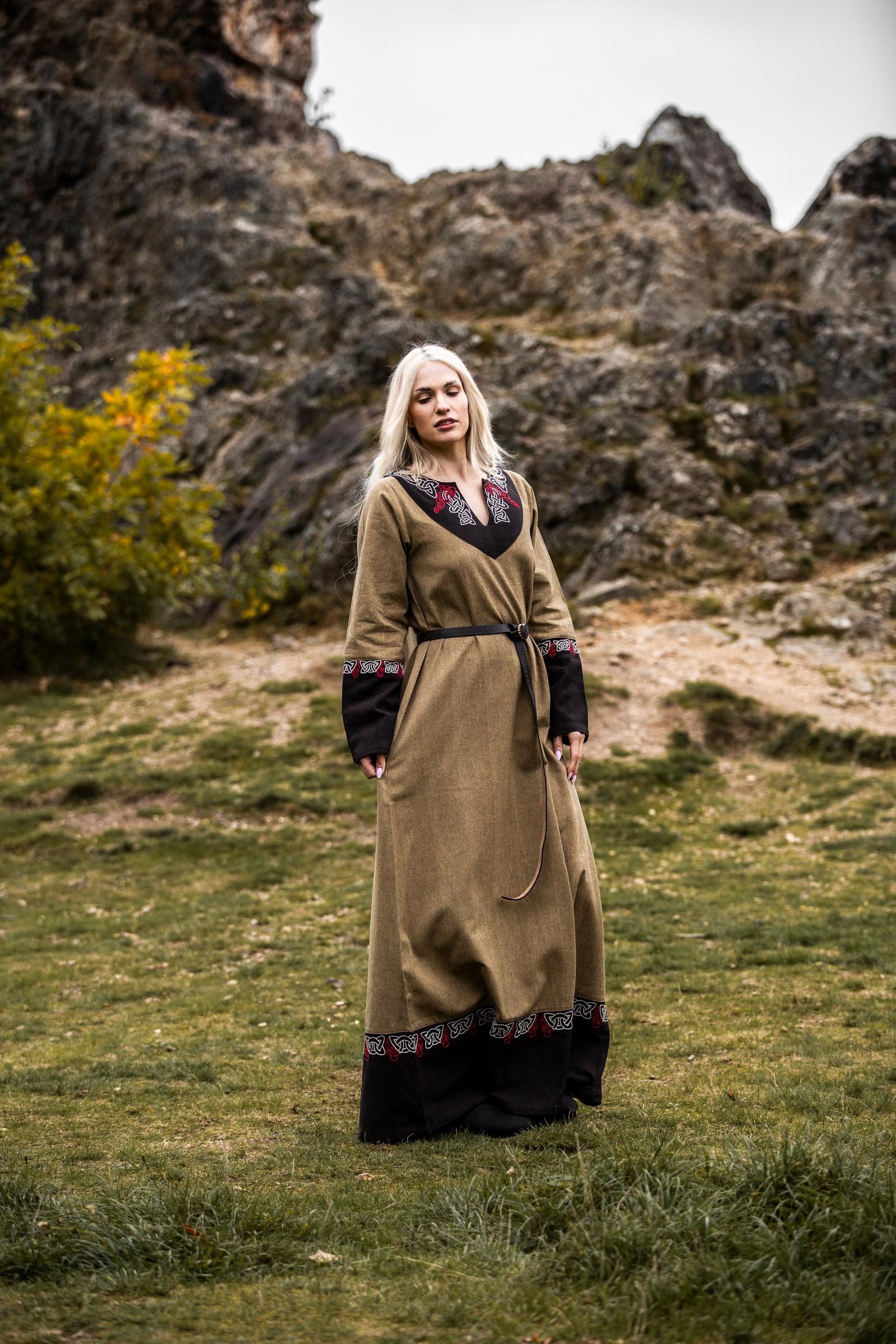 Leonardo Carbone Wikinger-Kostüm Kleid "Idun" mit V-Ausschnitt und Stickerei, kunstvolle Handstickerei, hochwertige Baumwolle