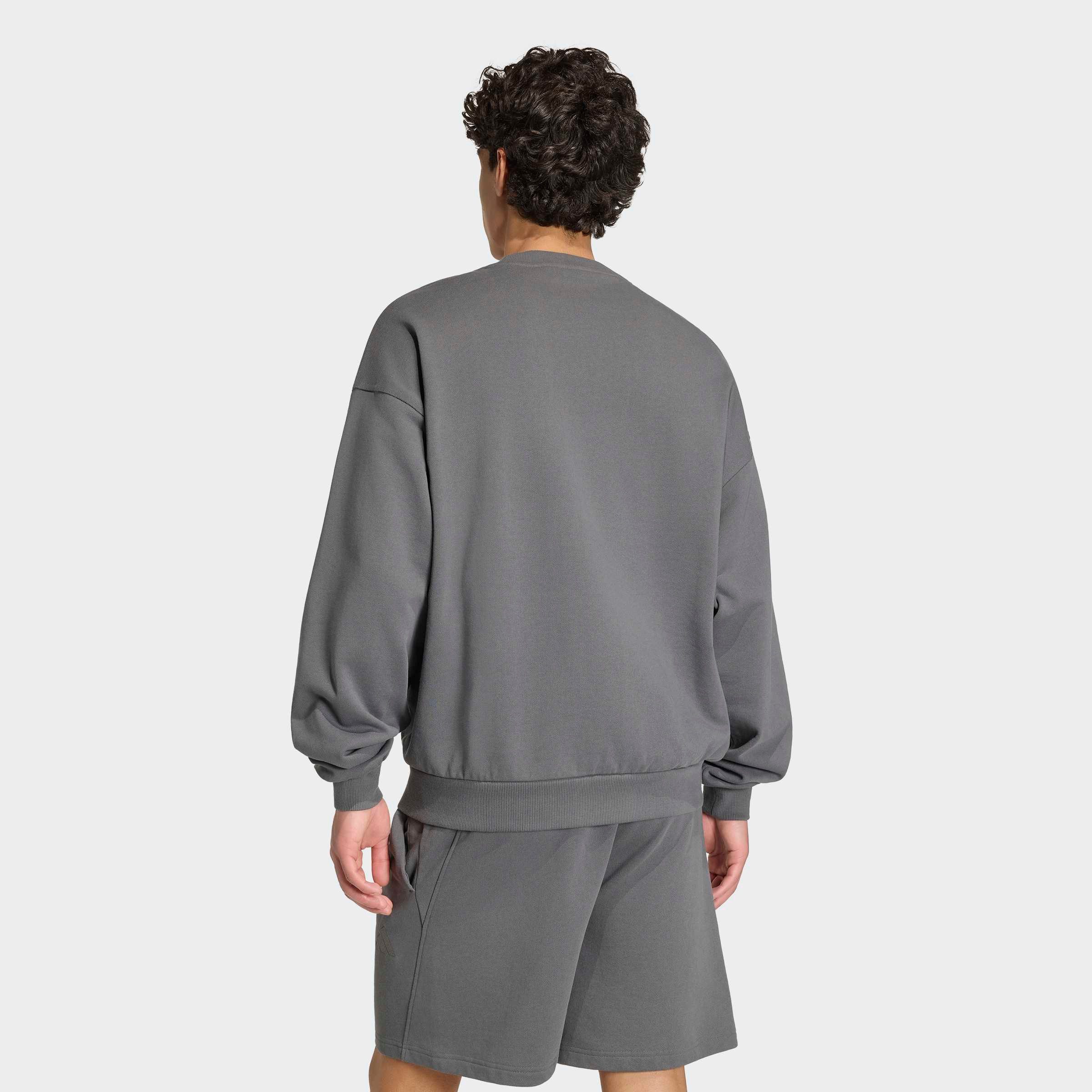 adidas Sportswear Sweatshirt ADIDAS KIT, KLEINES LOGO mit Rundhalsausschnitt, ohne Verschluss, in normaler Länge