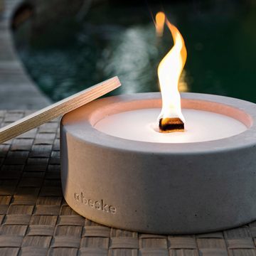 beske Outdoorkerze Betonfeuer® - Taal mit Dauerdocht Kerzenfresser Tischfeuer (24cm), Wachsrecycling mit besonderem Ambiente und nachhaltigem Dauerdocht