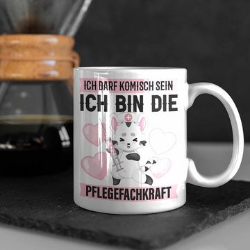 Trendation Tasse Ich Darf Komisch Sein Ich Bin Die Pflegefachkraft Tasse MFA Geschenke