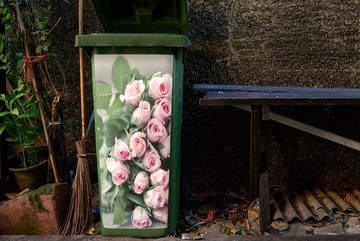 MuchoWow Wandsticker Ein großes Buch mit rosa Rosen liegt auf einem Tisch. (1 St), Mülleimer-aufkleber, Mülltonne, Sticker, Container, Abfalbehälter
