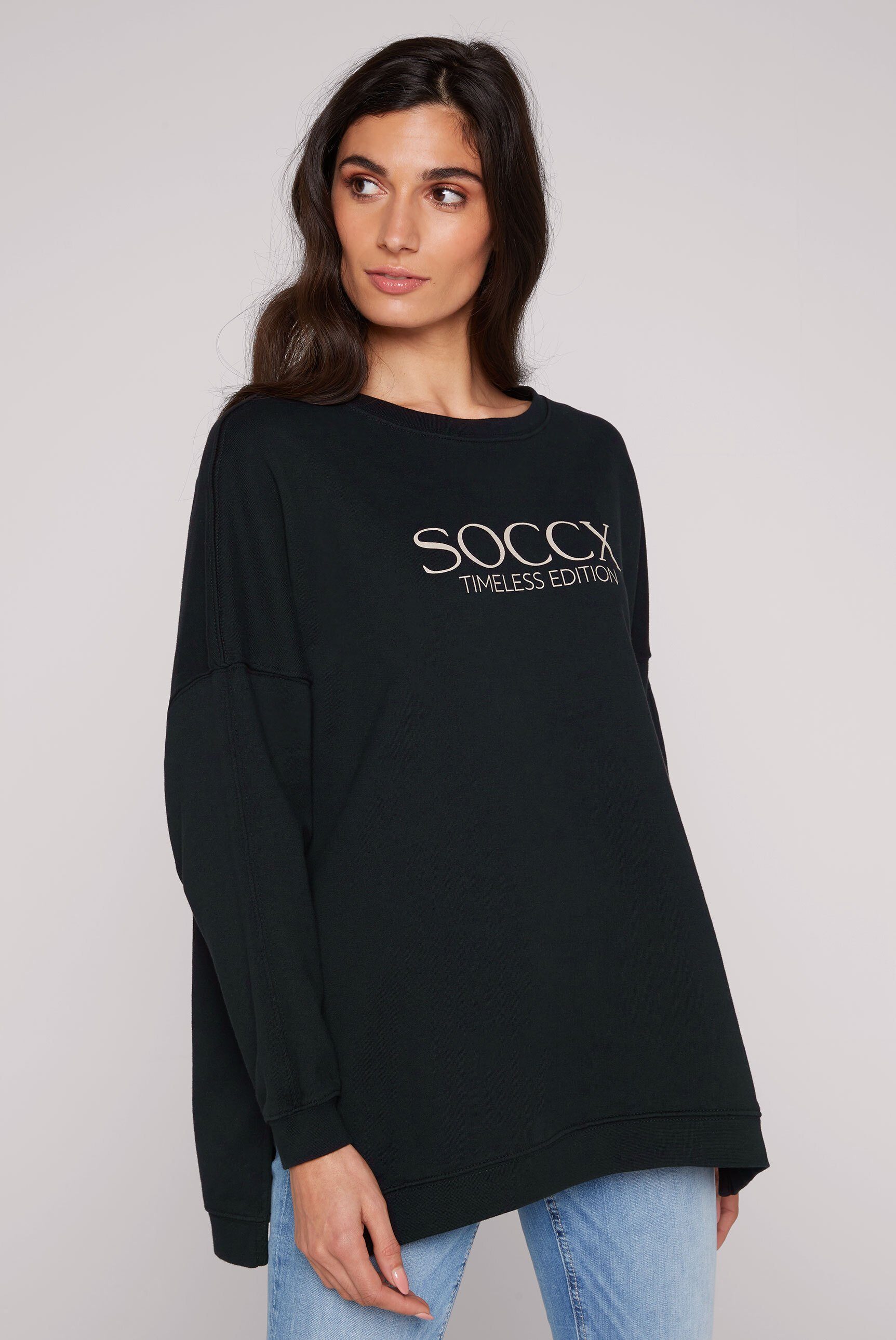 überschnittenen vorne Longsweatshirt SOCCX mit Logo Schultern, Print