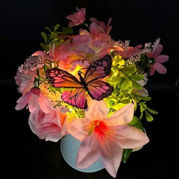 Kunstpflanze Deko Gießkanne mit künstlichen Blumen, LED Lichterkette & Timer Rosen, Lilien, Nelken und 2 Schmetterlinge, Online-Fuchs, Deko für Frühling und Sommer