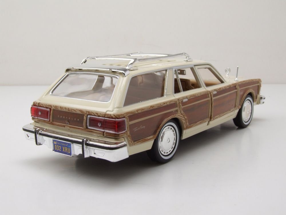 Motormax Modellauto Chrysler Le Baron Town & Country Wagon 1979 beige braun, Maßstab 1:24