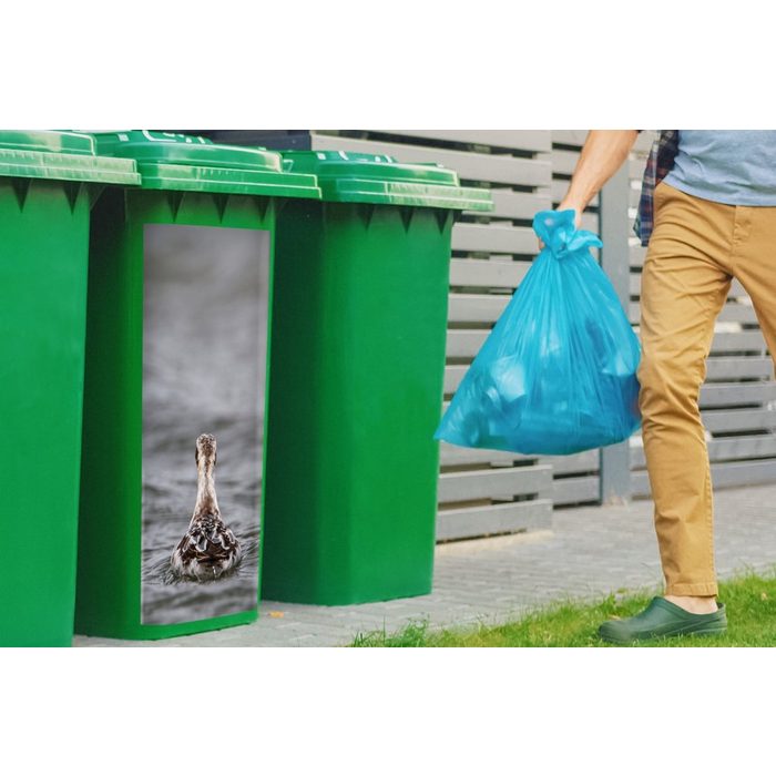 MuchoWow Wandsticker Eine schöne Graugans von hinten im Wasser gesehen (1 St) Mülleimer-aufkleber Mülltonne Sticker Container Abfalbehälter