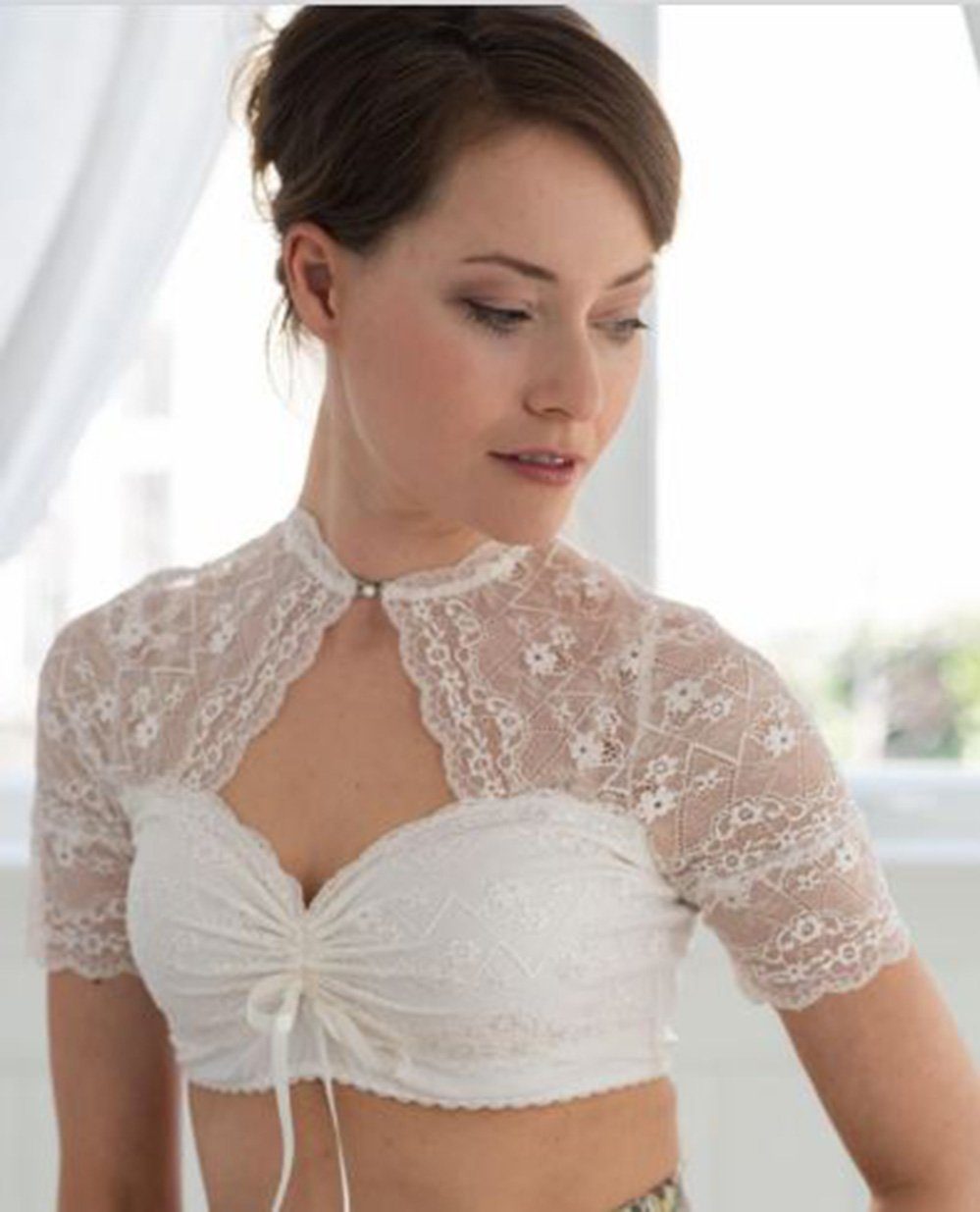 Dirndlbluse Spitze hochgeschlossen mit raffiniertem Ausschnitt creme 1/2 Arm