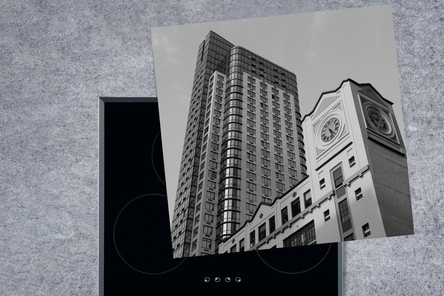 MuchoWow Herdblende-/Abdeckplatte Schwarz-Weiß-Bild eines einem für Arbeitsplatte Vinyl, küche 78x78 alten neben tlg), Ceranfeldabdeckung, (1 Uhrenturms modernen Gebäude, cm