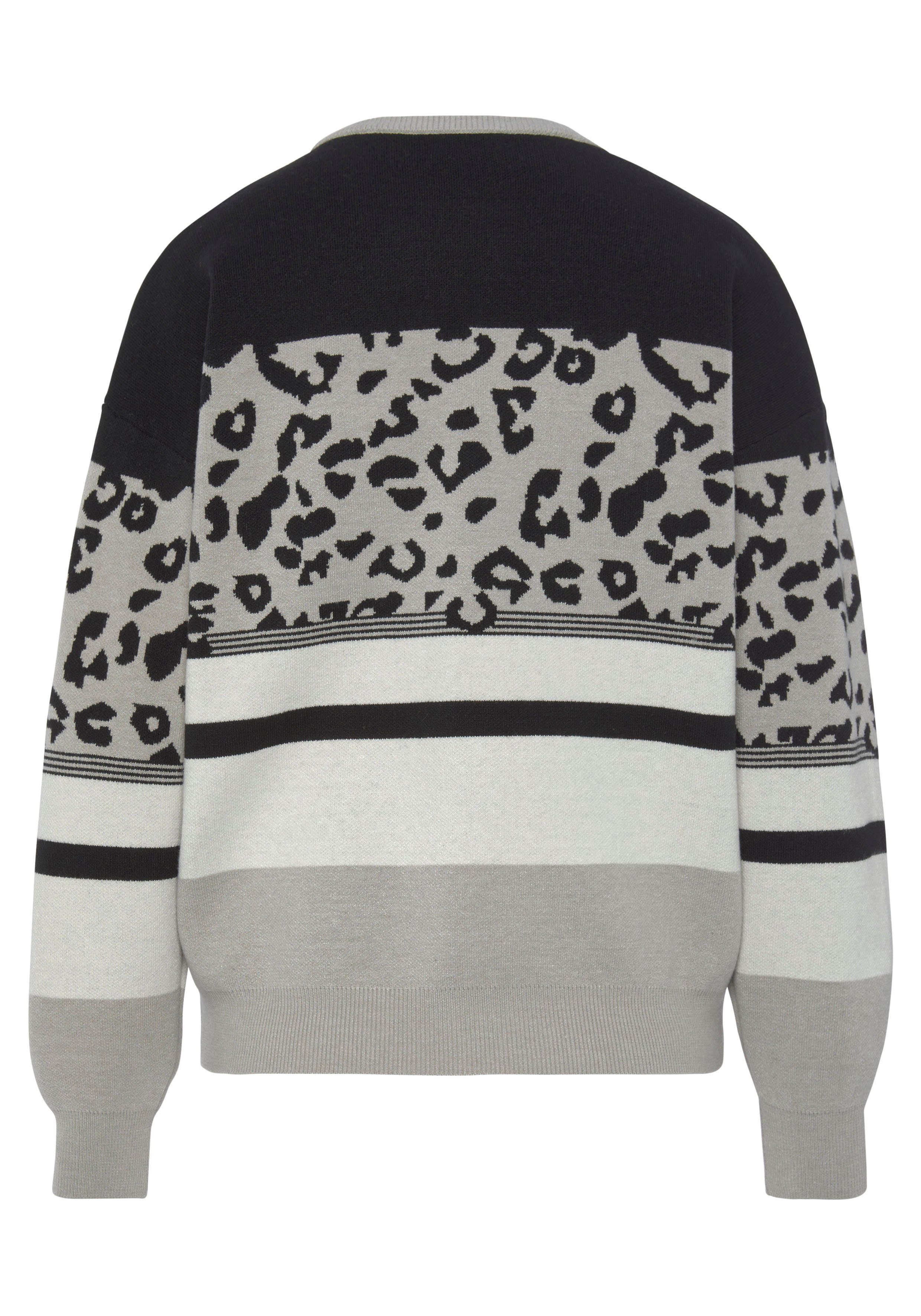 LASCANA Rundhalspullover mit Mustermix aus Streifen und Leomuster kuscheliger Strickpullover, lockere Passform, warmer Pullover – Bild 4 von 5