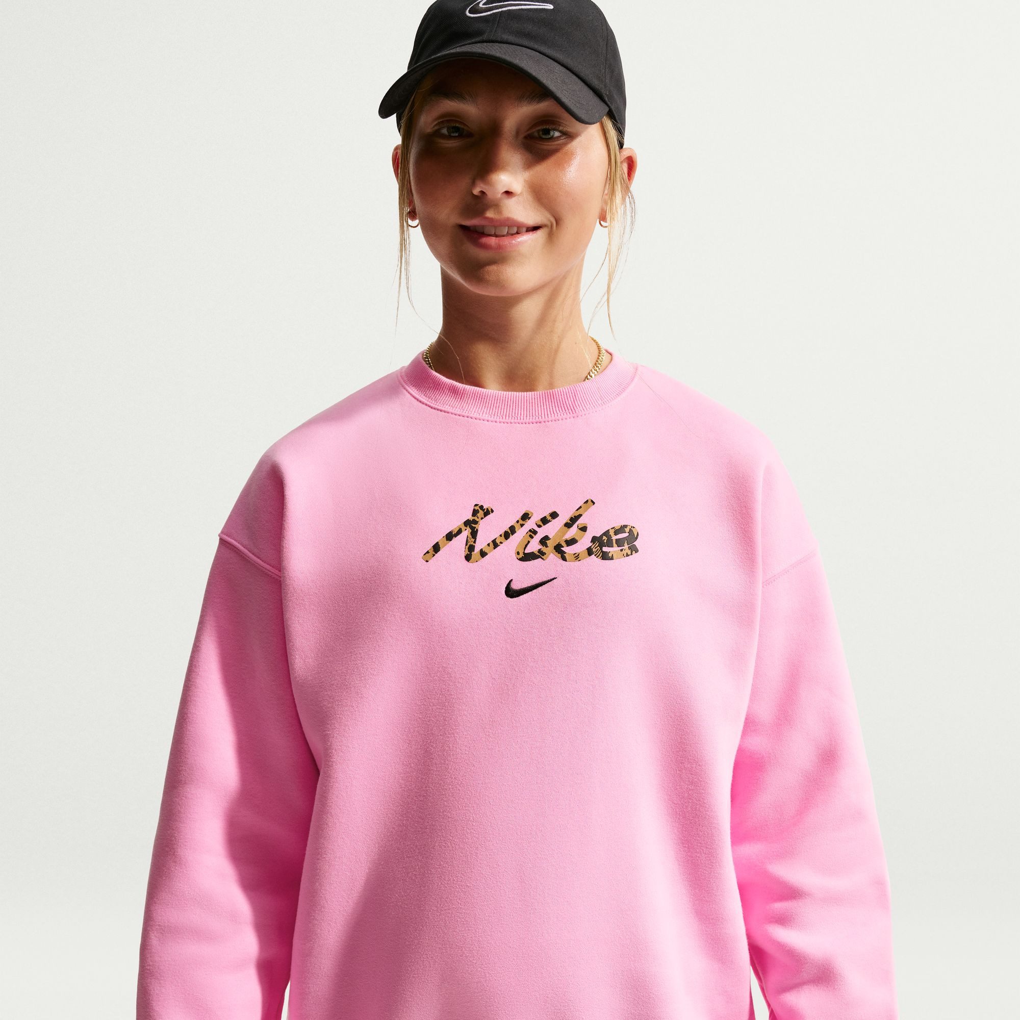 Nike Sportswear Sweatshirt G NSW STDIO FLC OVRSZD CRW AOP mit Rundhalsausschnitt, aus angerauter Sweatware