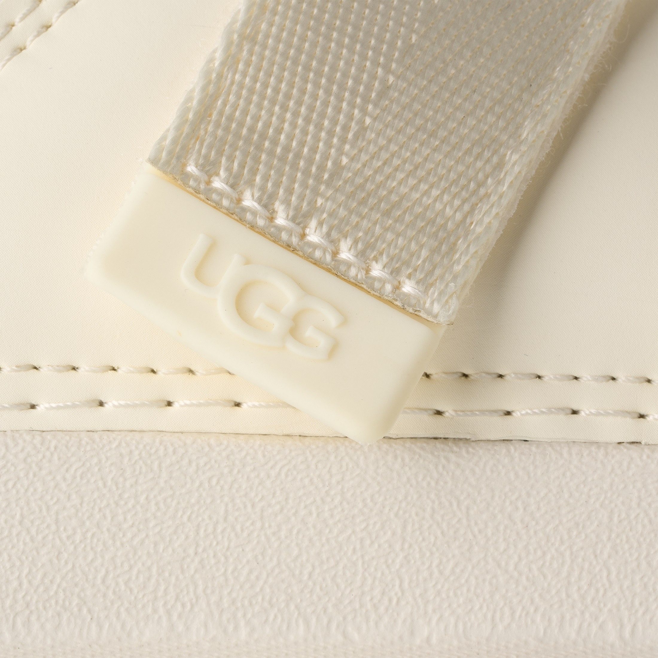 UGG GOLDENGLOW SLIDE Pantolette, Plateauschuh, Sandale, Flats mit Fußbett günstig online kaufen