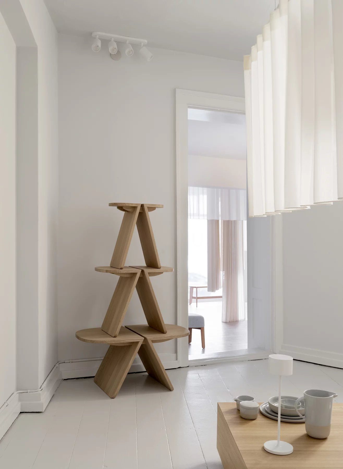 blomus Beistelltisch -AVIO- Beistelltisch: Abgerundete Formen und symmetrisches Design, Eichenholz, Hochwertig, Modernes Design, Beistelltisch, Hocker, Sofatisch