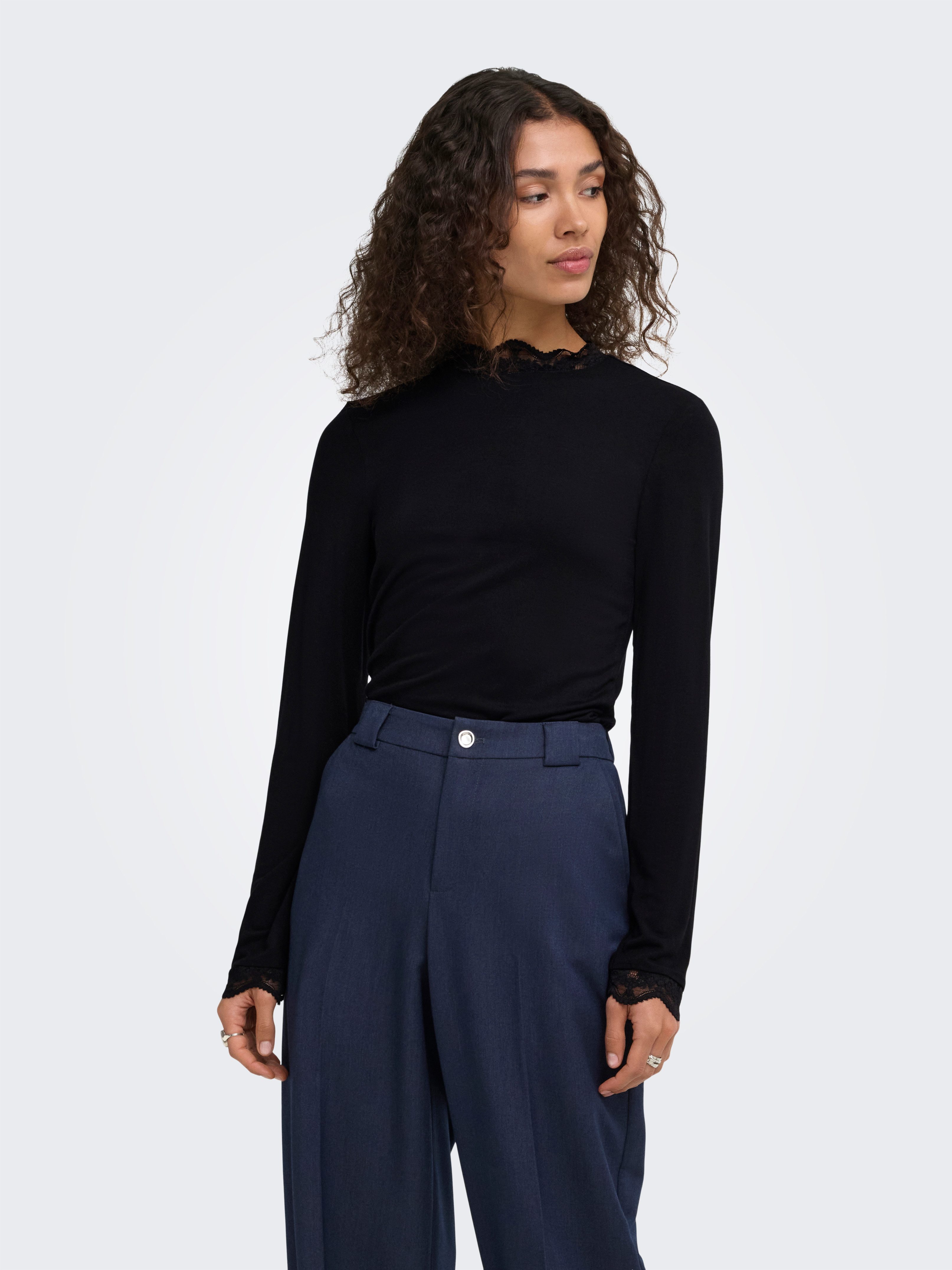 ONLY Langarmshirt ONLLIV L/S TOP WITH LACE DETAILS CS JRS Viskosemischung, regular fit