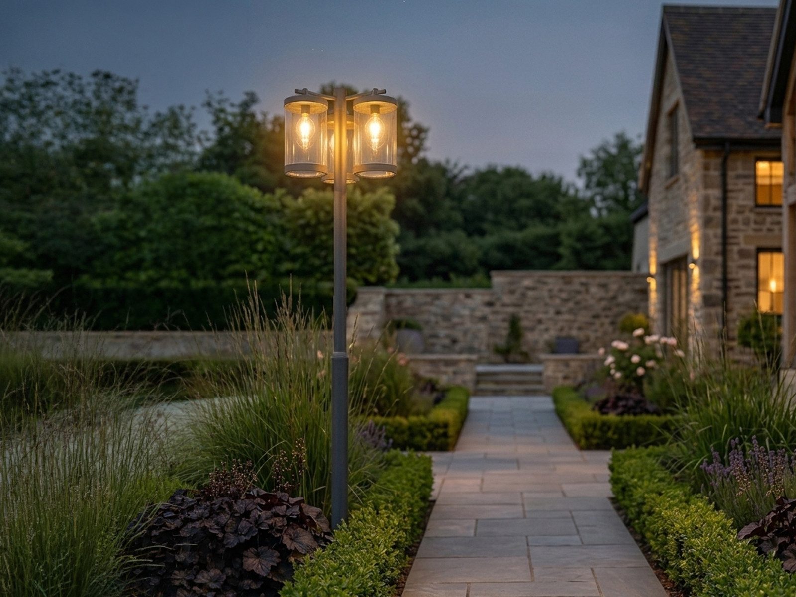 TRIO Leuchten LED Pollerleuchte 3-flammig inklusive E27 LEDs Höhe 240cm, LED wechselbar, Warmweiß, Landhaus-stil Straßenlaterne aus Aluminium zur Garten-Wegbeleuchtung
