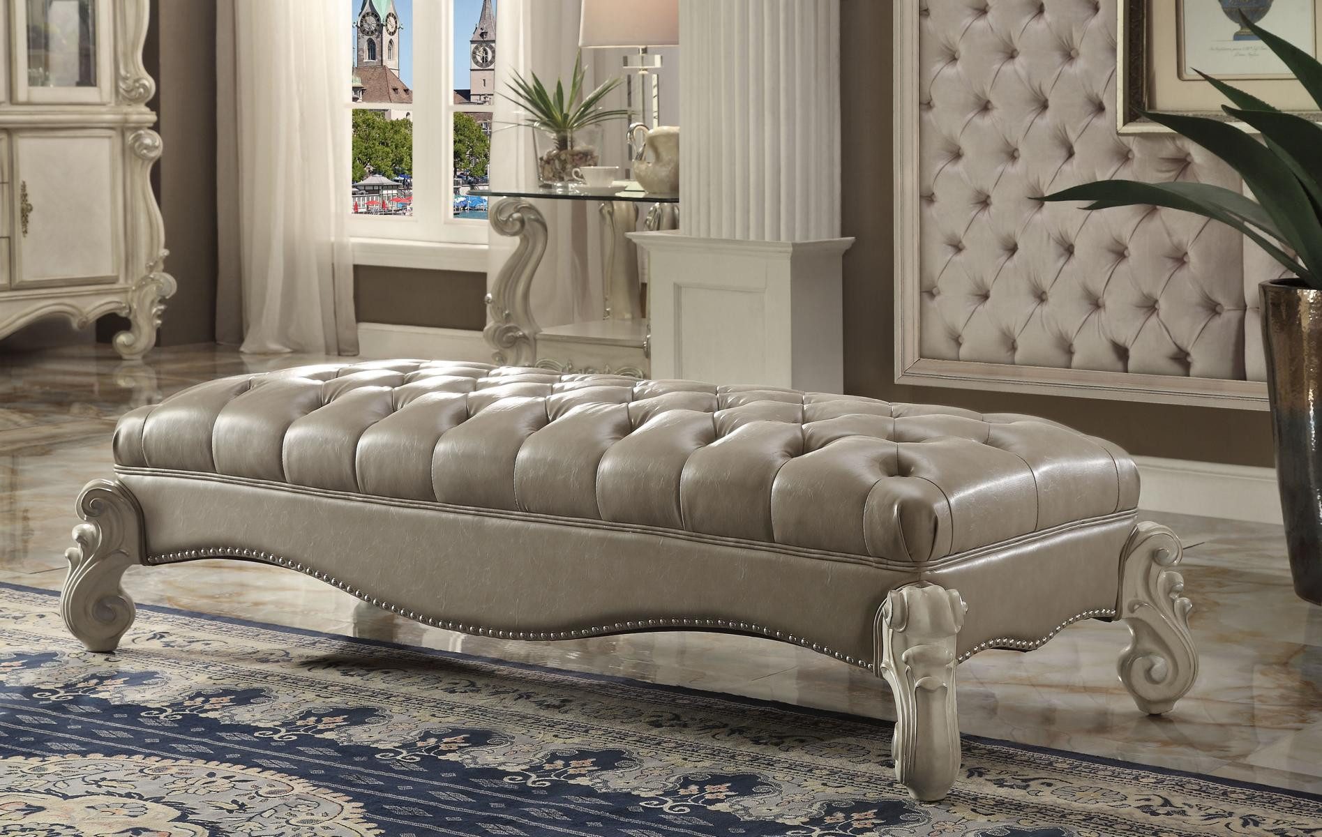 JVmoebel Polsterbank Chesterfield Fußhocker aus Leder im eleganten Barockstil (1-St), Made in Europa
