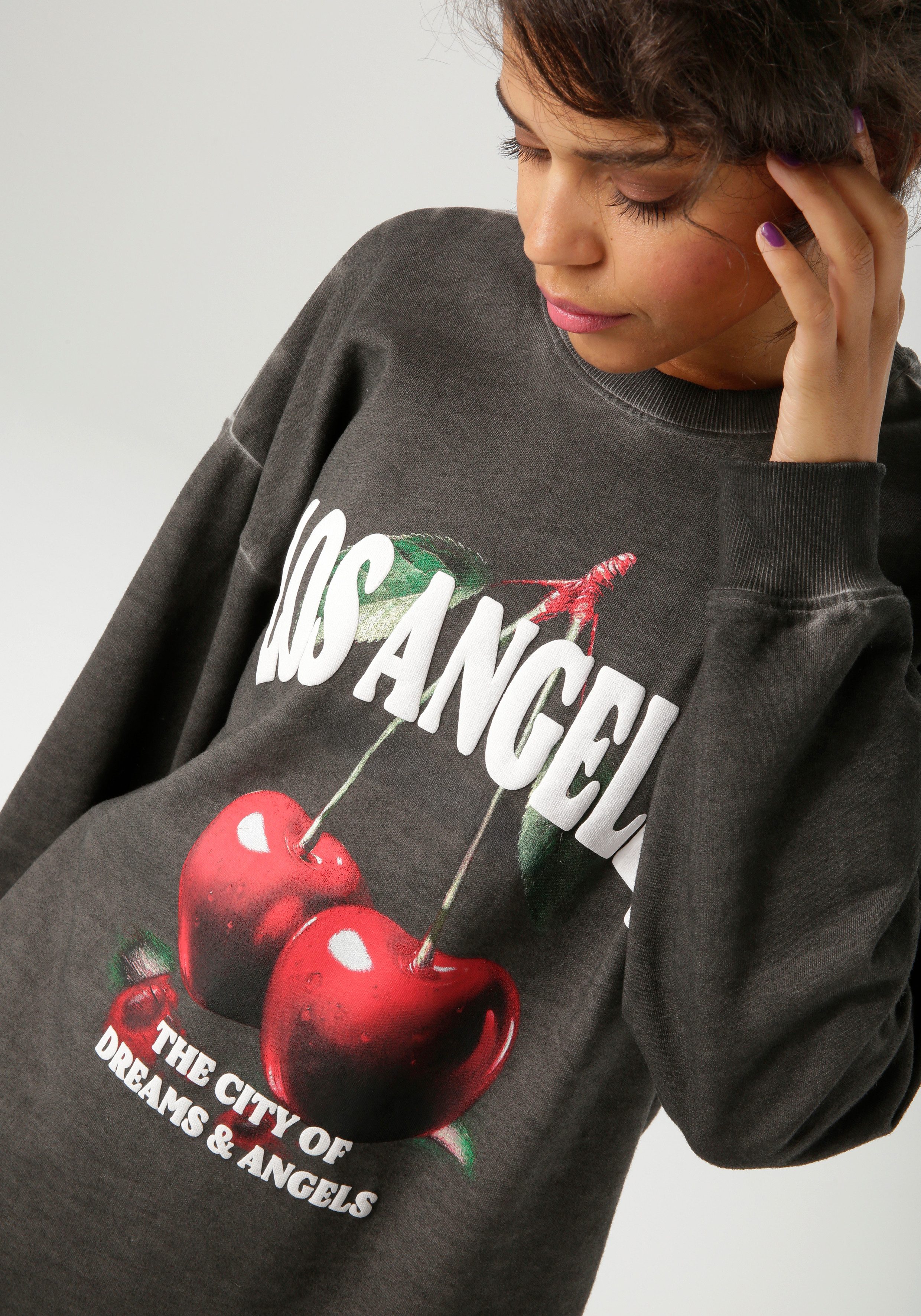 Aniston CASUAL Sweatshirt mit knackigen Kirschen und Schriftzügen bedruckt