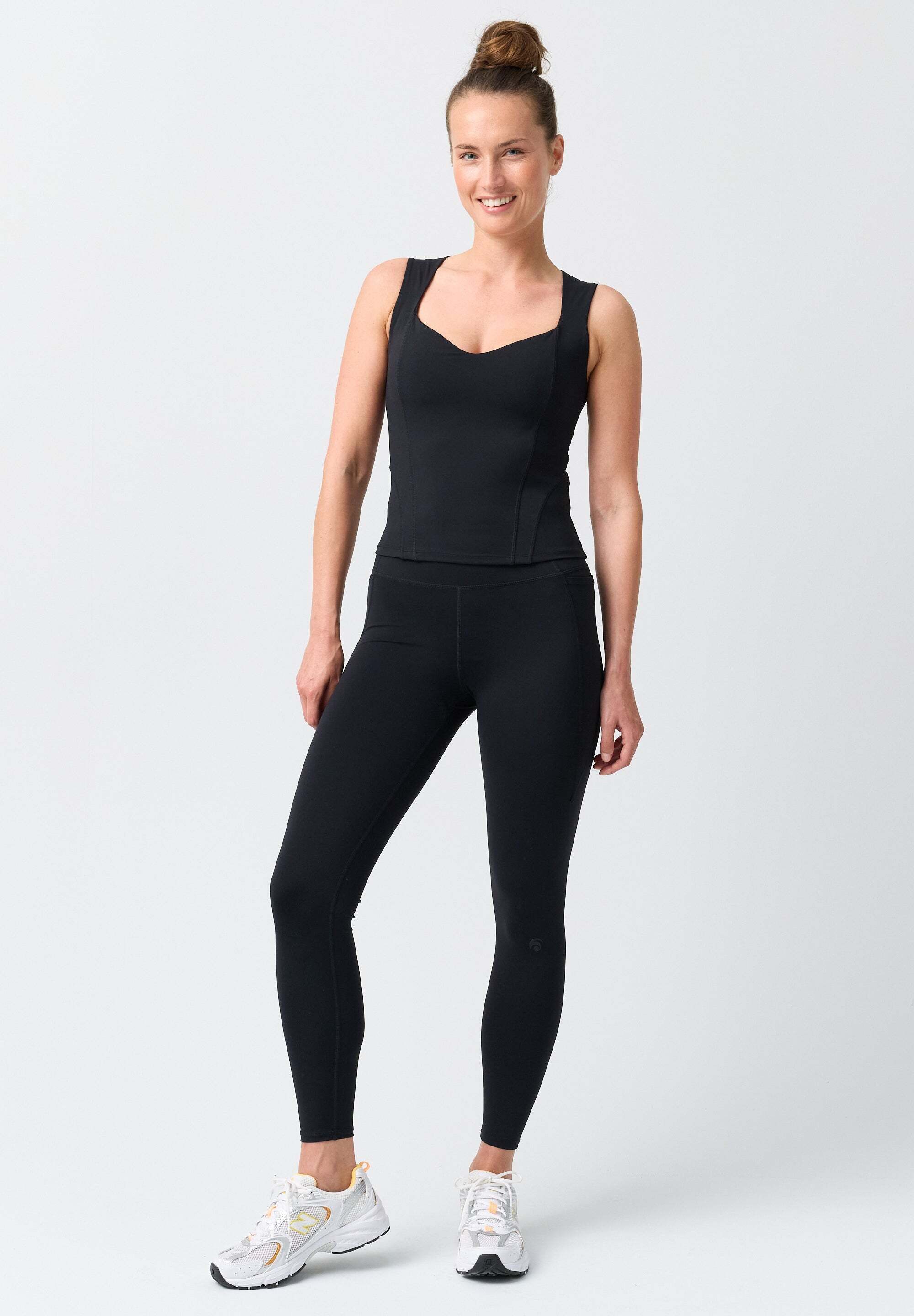 OCEANSAPART Sporttop Shania (0-tlg) mit femininem Ausschnitt und herausnehmbaren Cups