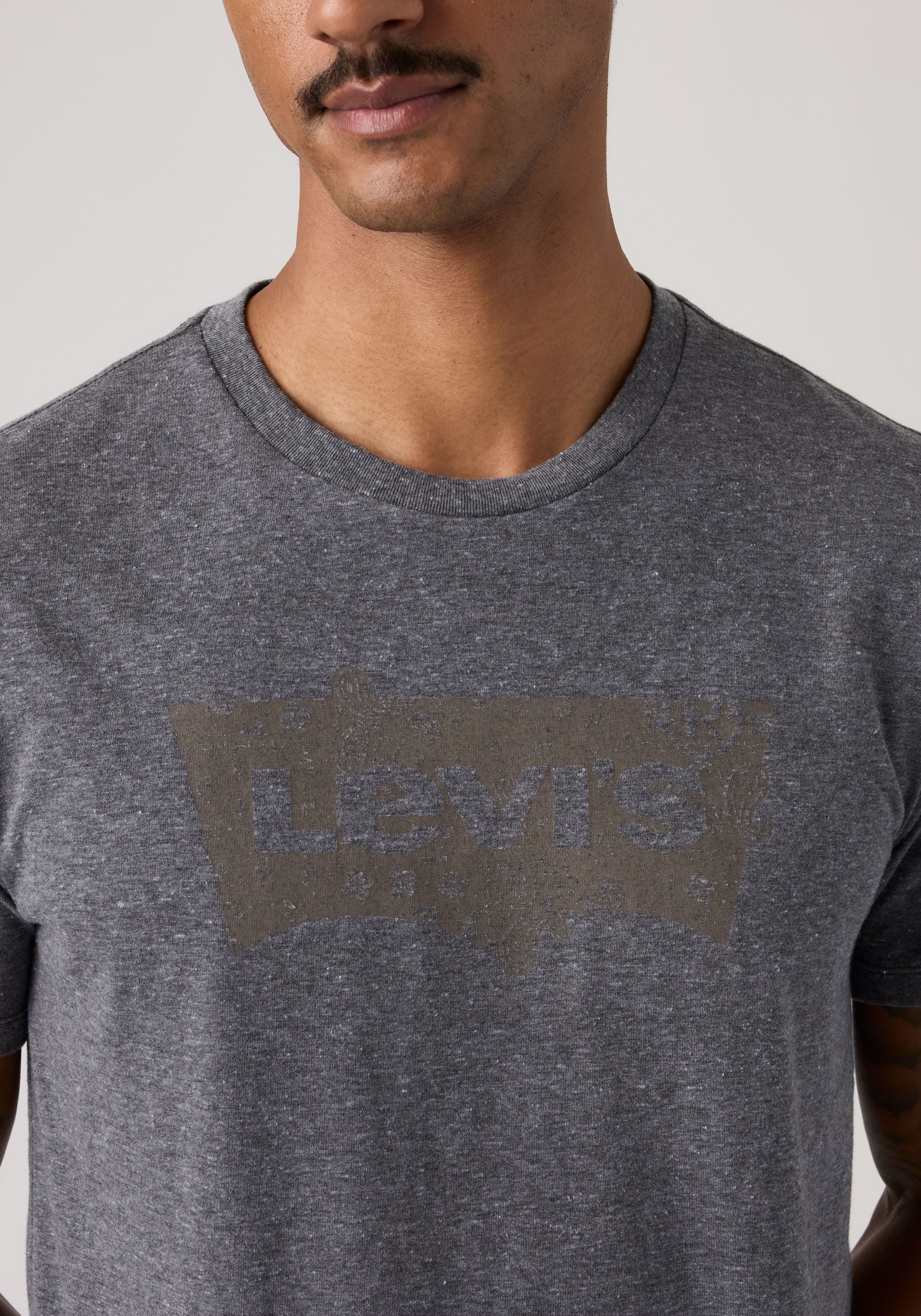 Levi's® T-Shirt Batwing Logo Tee mit Logo-Front-Print – Bild 4 von 5