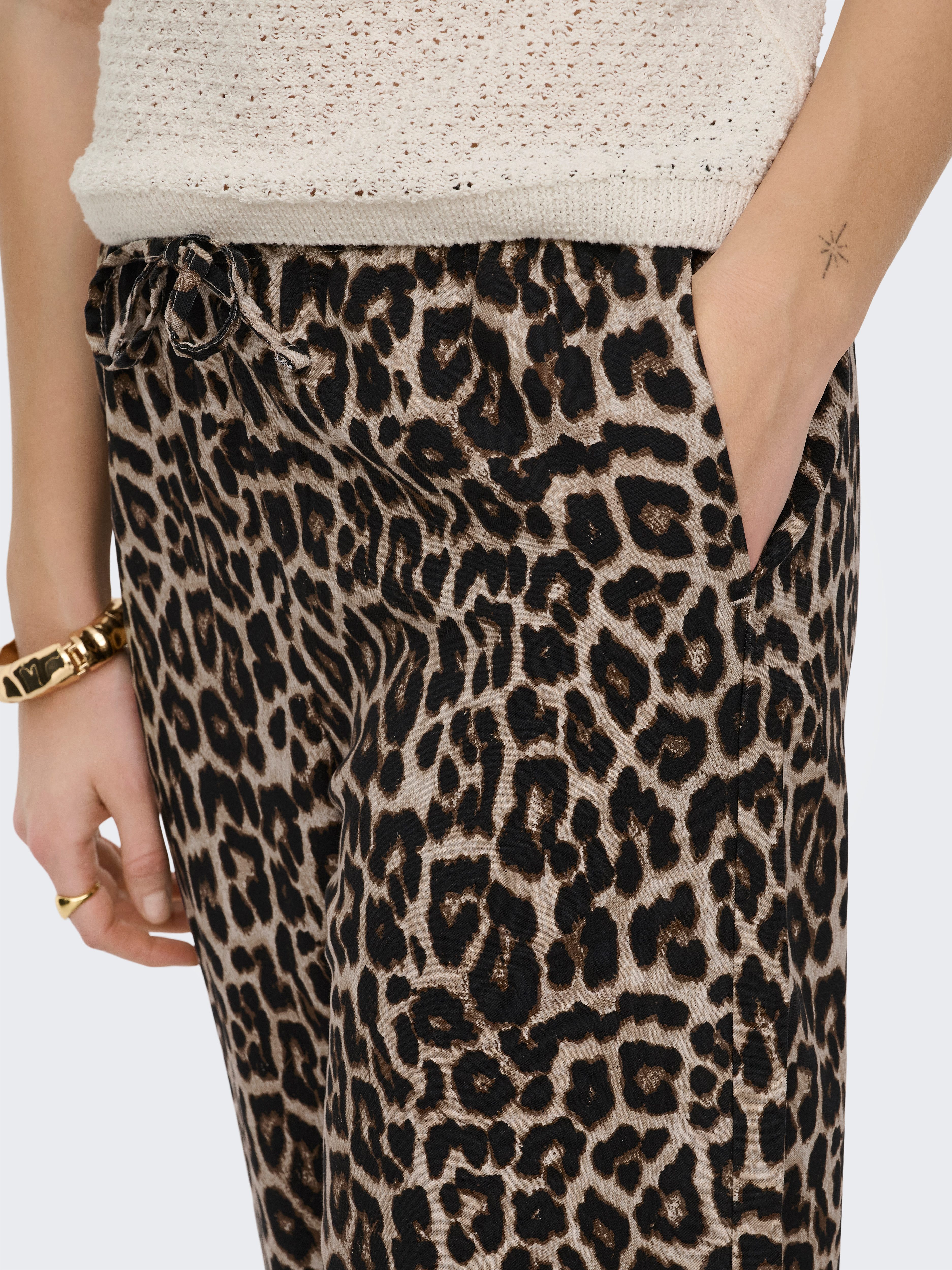 ONLY Schlupfhose ONLARIS LIFE PULLUP TIE PANTS WVN CC mit Leopardenmuster