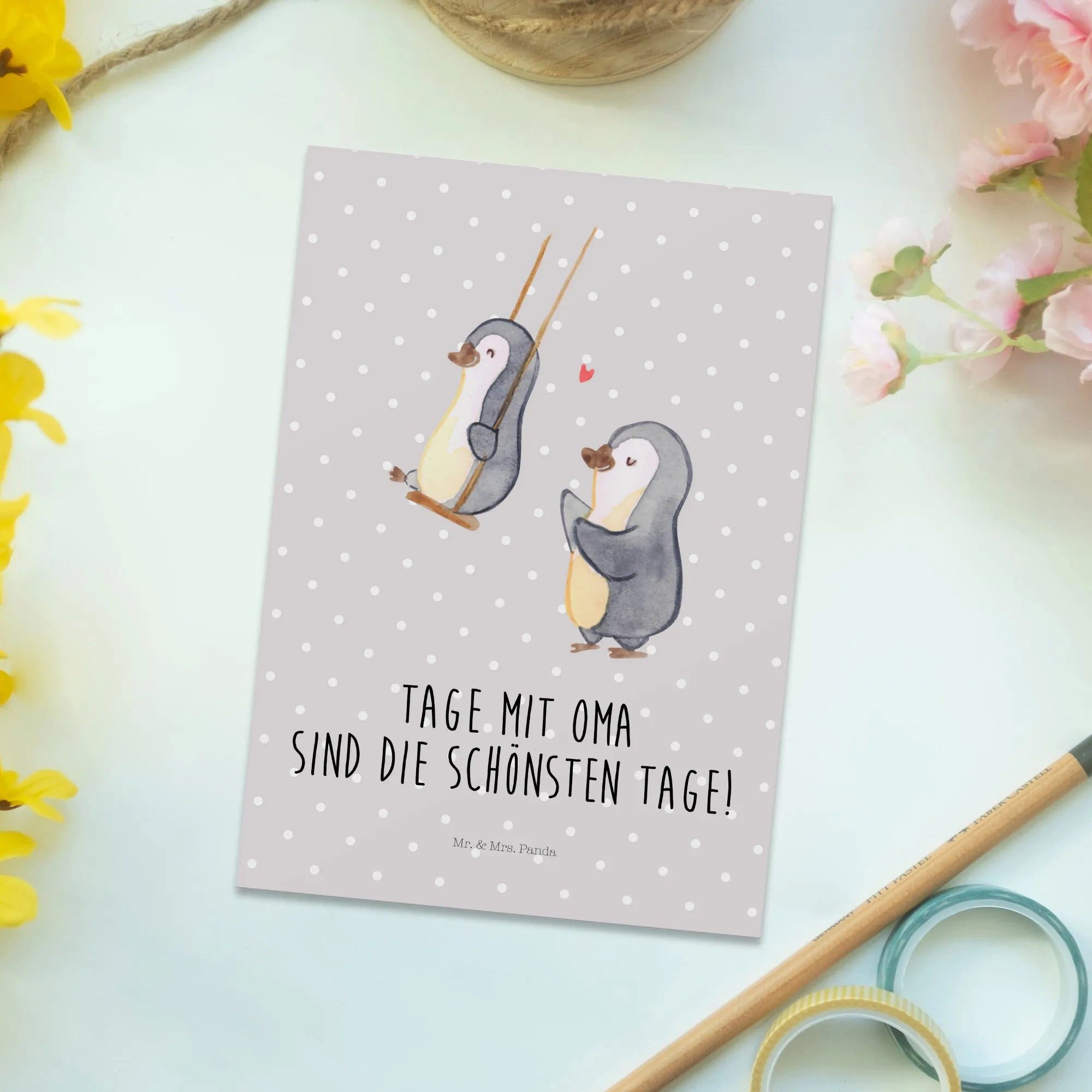 Thumbnail - Mr. & Mrs. Panda Postkarte Pinguin Oma schaukeln - Grau Pastell - Geschenk, Enkelkind, Ansichtsk, Charmante Designs