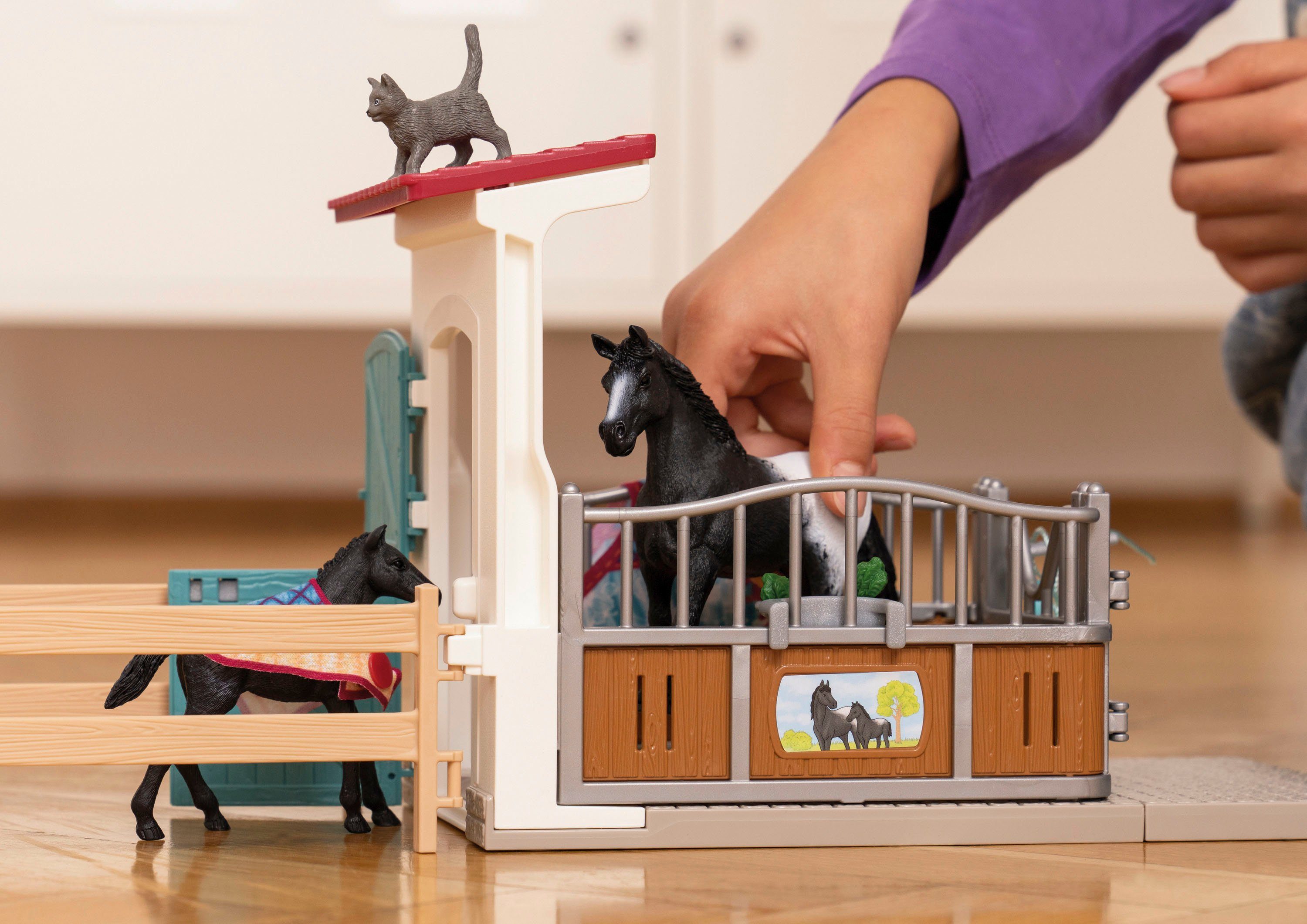 Schleich® Spielwelt HORSE CLUB, Pferdebox mit Stute und Fohlen (42611) – Bild 4 von 5