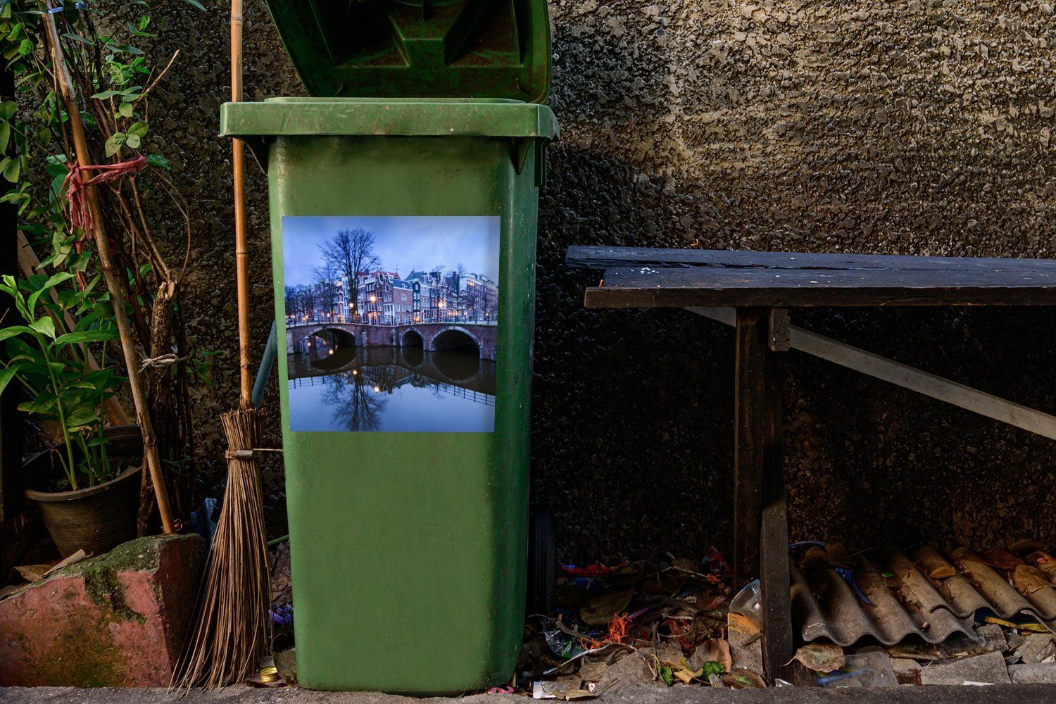 MuchoWow Wandsticker Amsterdam - Winter Abfalbehälter Container, Wasser St), Sticker, - Mülltonne, Mülleimer-aufkleber, (1