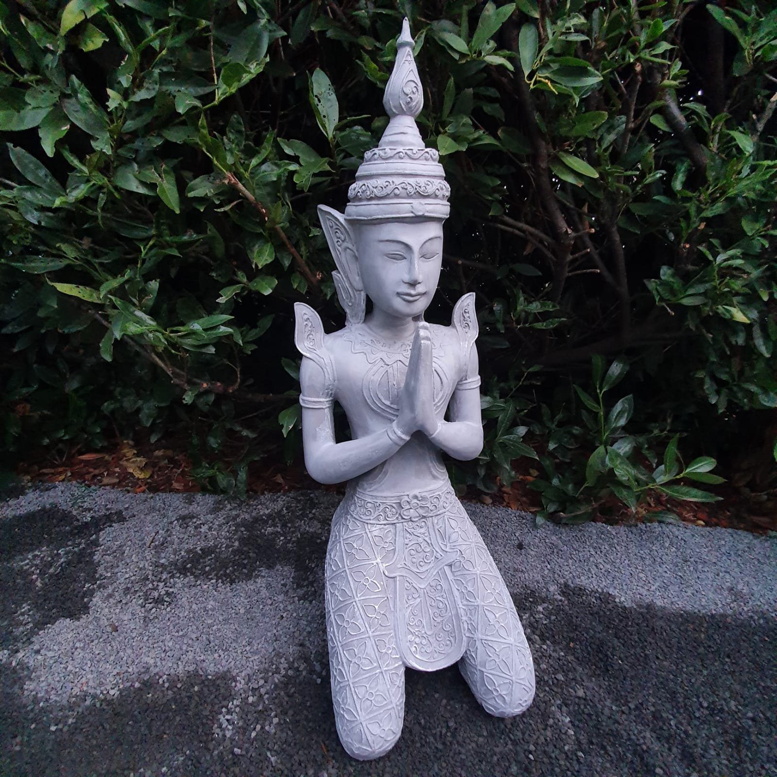 Aspinaworld Gartenfigur Buddha Figur Tempelwächter 80 cm Betonoptik wetterfest