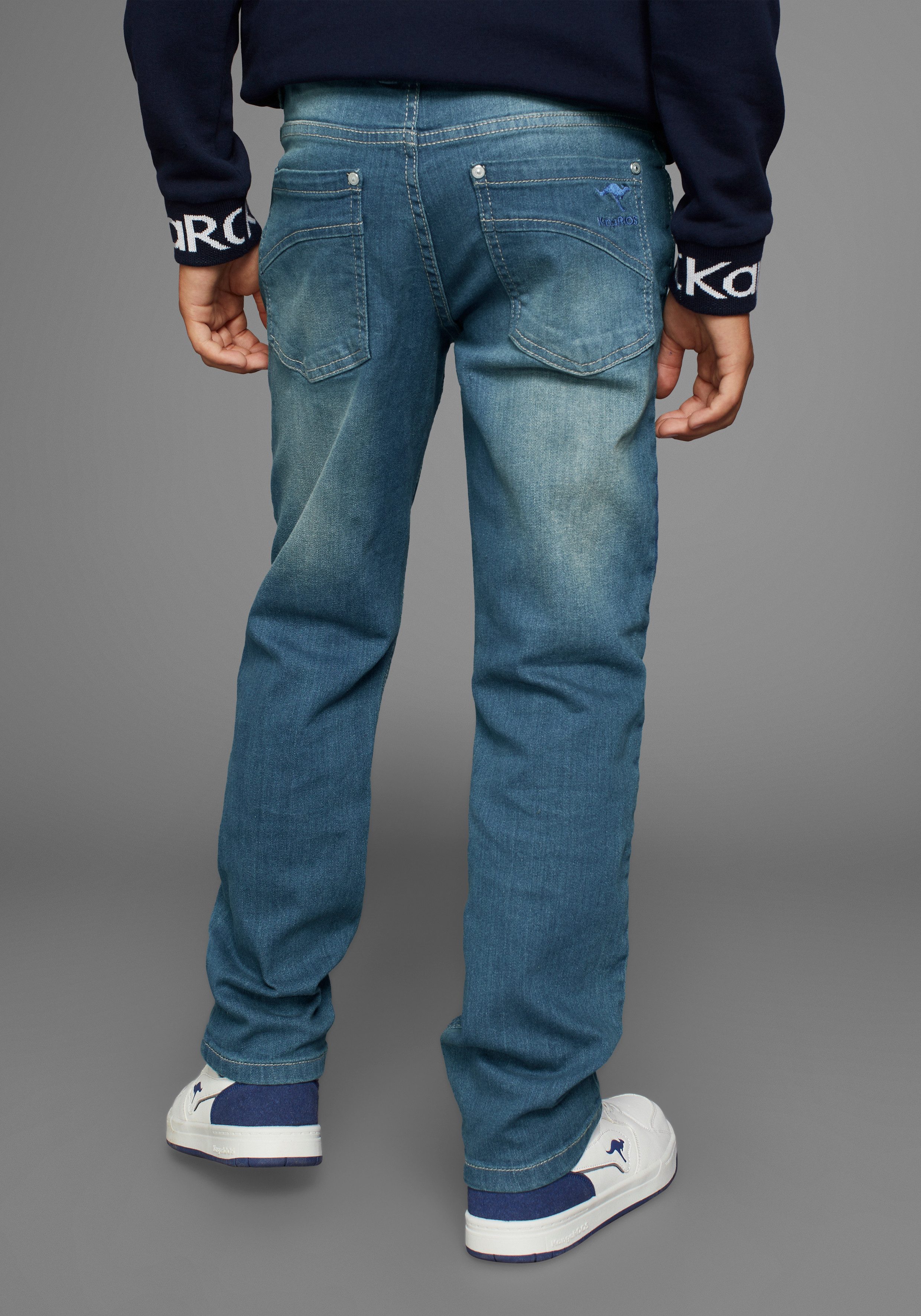 KangaROOS Straight-Jeans, regular fit mit geradem Beinverlauf bequeme Passform, gerades Bein, niedrige Leibhöhe