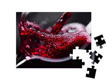 puzzleYOU Puzzle Rotwein im Weinglas vor schwarzem Hintergrund, 48 Puzzleteile, puzzleYOU-Kollektionen Wein