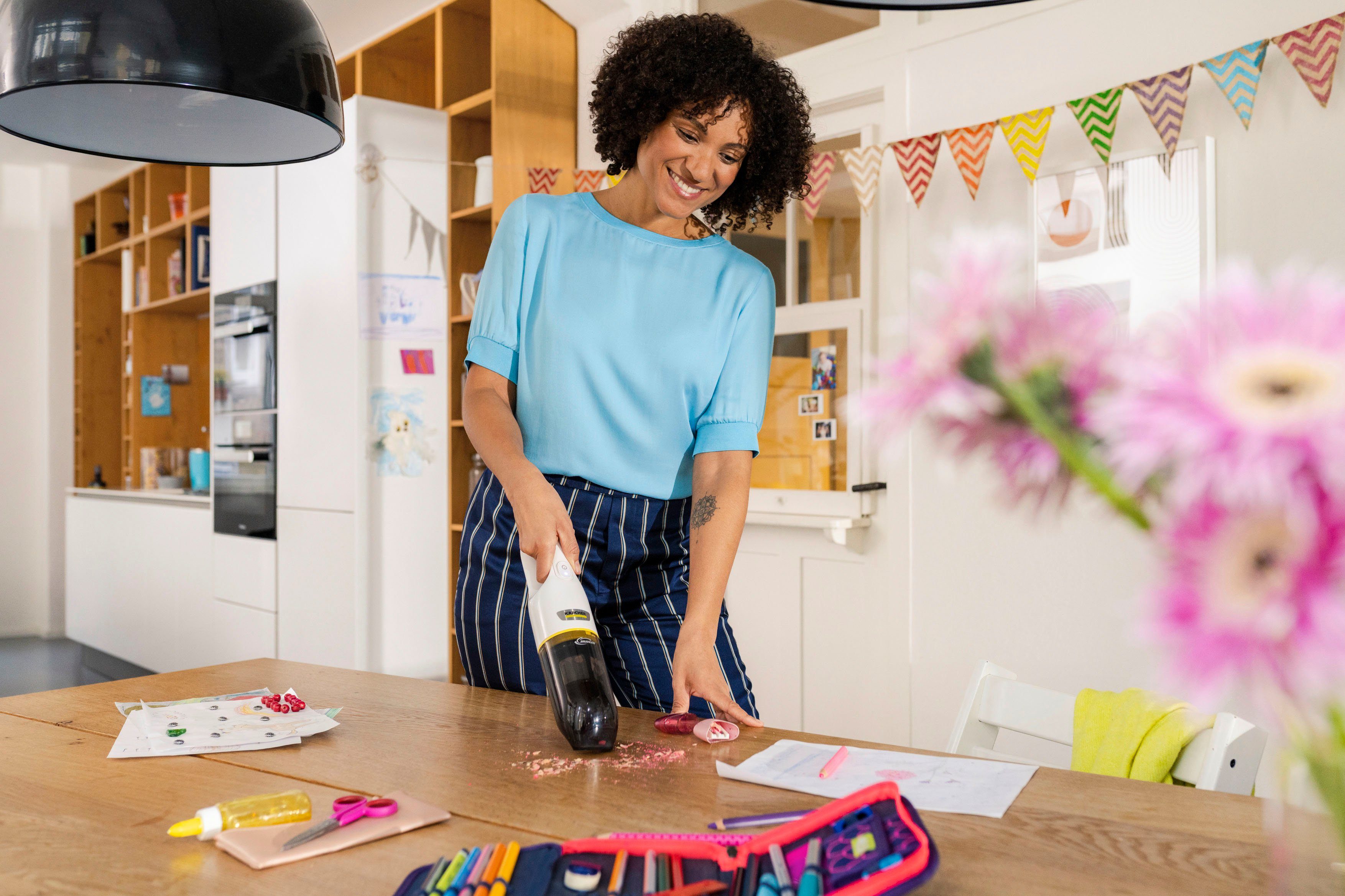 KÄRCHER Akku-Handstaubsauger CVH 3 PLUS, 70 W, beutellos, kompakter und leichter Krümelsauger mit 2-in-1-Fugendüse