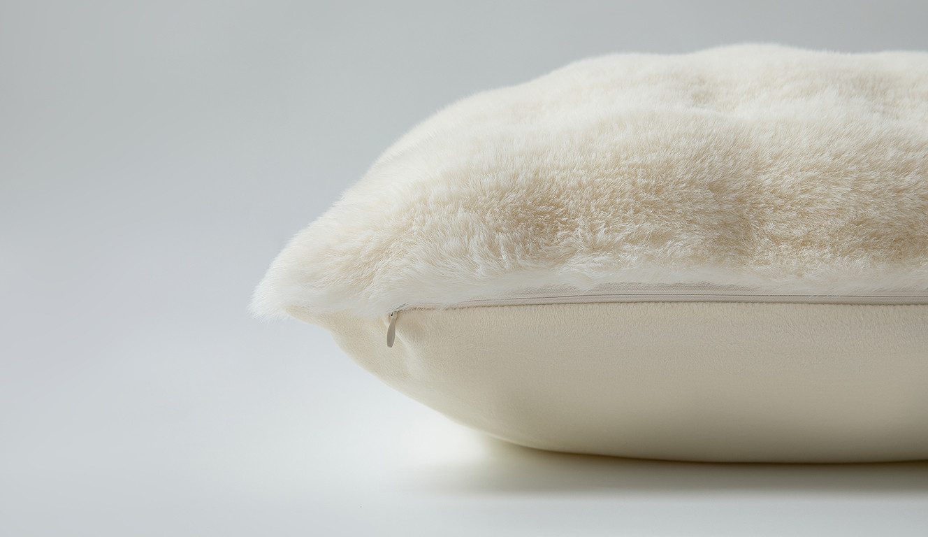 OTTO home Dekokissen Briee Premium, Kissenhülle mit Fell-Optik, unifarben, hochwertig, extra weich – Bild 3 von 3