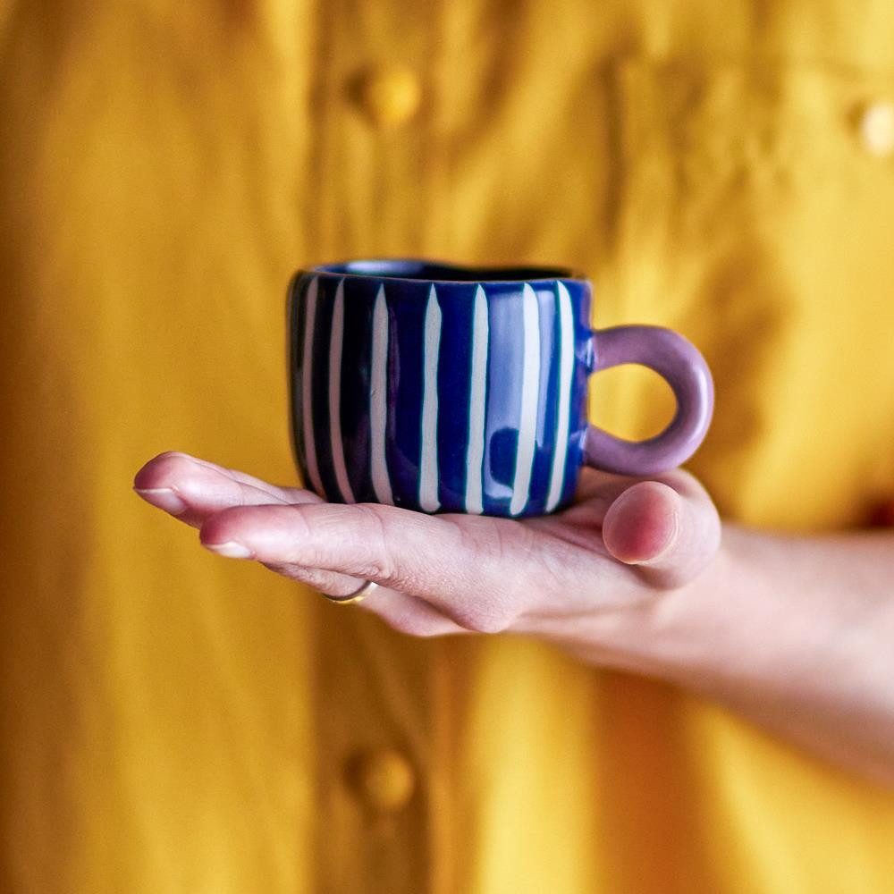 Bloomingville Tasse Nini Blue, Steingut, D6,5xH5 cm, Steingut, Handbemalt, Gestreift, Design Becher, Dekorativ, Unikat, Sammlertasse