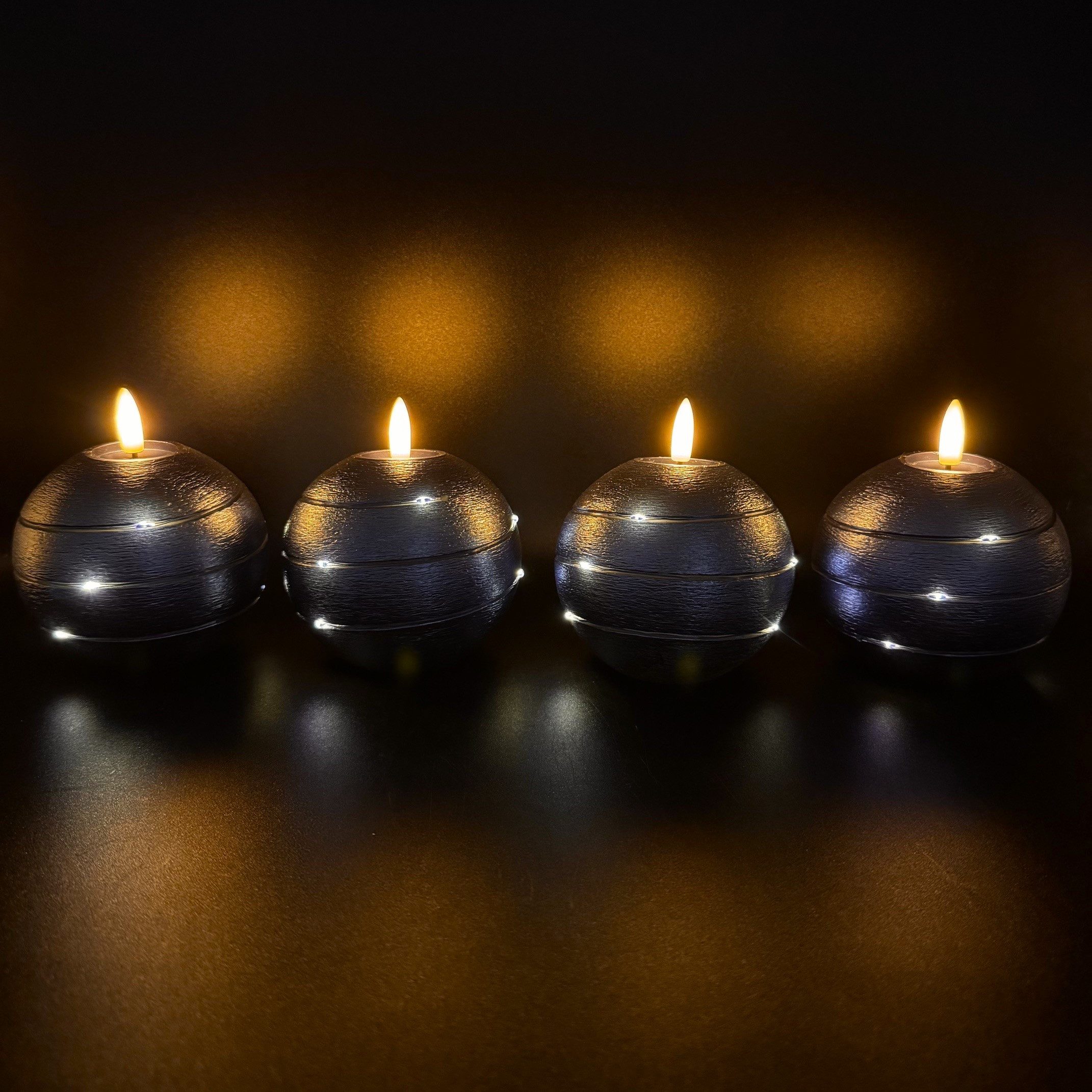 Online-Fuchs LED-Kerze 4 runde Kugelkerzen aus Echtwachs mit Timer & LED-Lichterkette, realistische Kerzenflamme, warmweiße Flamme und Lichterkette, praktische  – Bild 5 von 5