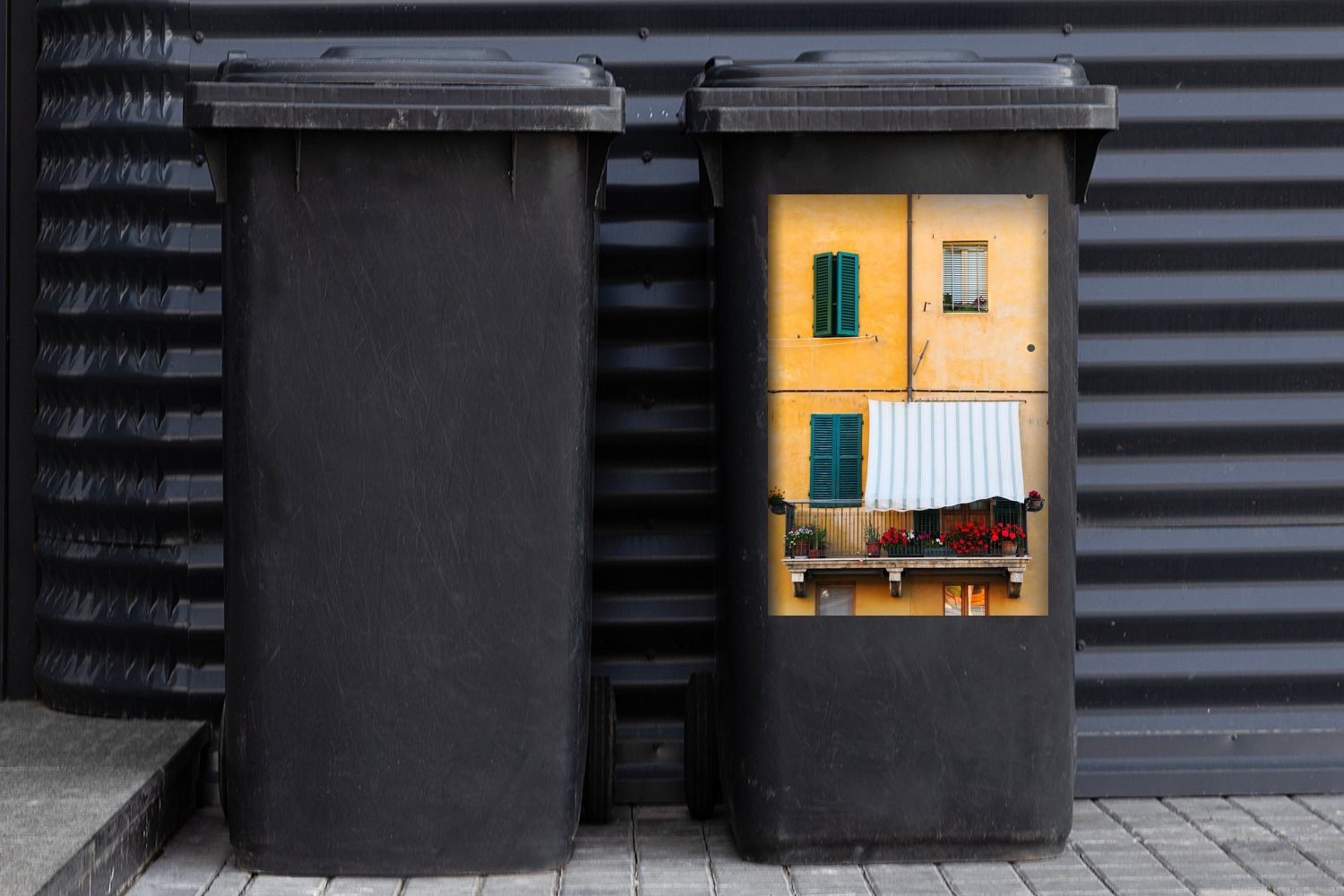 Fenster Fensterläden MuchoWow (1 einem St), Italienische Mülltonne, Sticker, Mülleimer-aufkleber, Abfalbehälter Balkon und Wandsticker Container, mit
