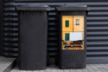 MuchoWow Wandsticker Italienische Fenster mit Fensterläden und einem Balkon (1 St), Mülleimer-aufkleber, Mülltonne, Sticker, Container, Abfalbehälter