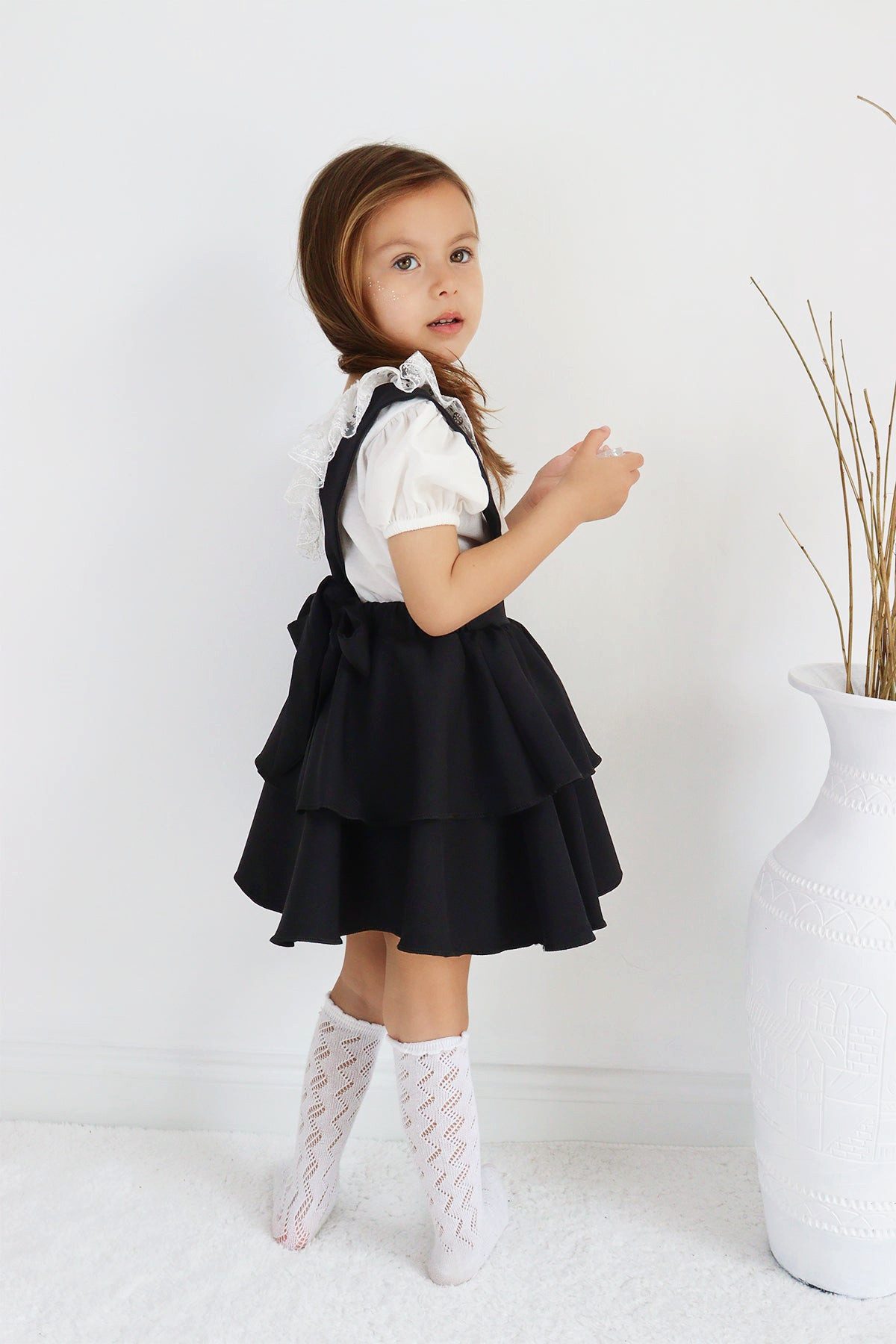 Parla Kids Shirt & Rock Schwarzes Kleid mit Trägern, kurzarm Shirt mit Spitzendetails im Set