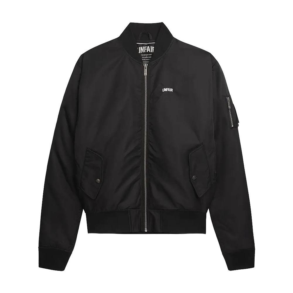 Unfair Athletics Bomberjacke Jacke UNFAIR ATHLETICS Curved Bomber Ärmeltasche mit Logo Reißverschluss und gewebtem Label