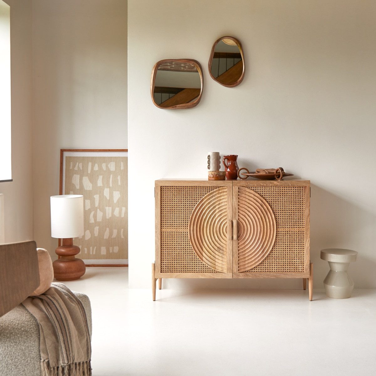 Tikamoon Sideboard Sina Sideboard aus massivem Mangoholz und Rattan 115 cm