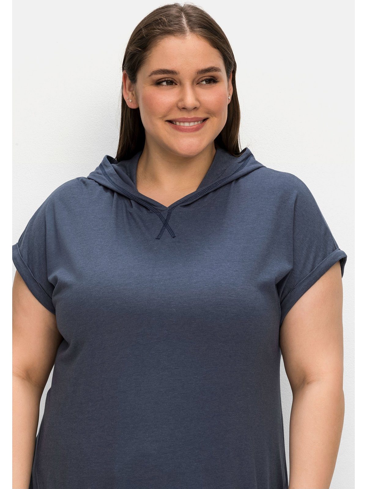 Sheego T-Shirt mit indigo Große und Kapuze Größen Saumbund