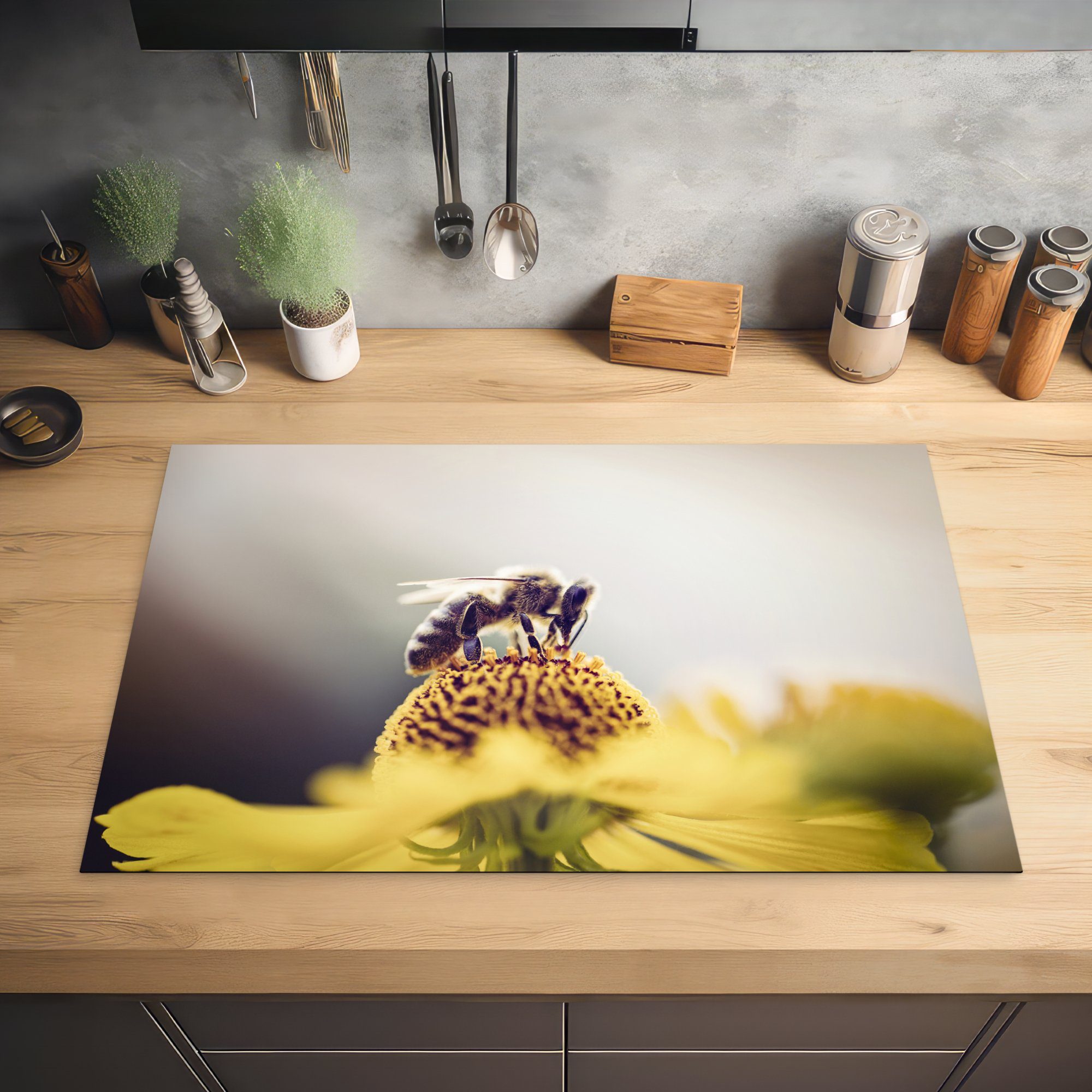 Biene gelben Blume, (1 Schutz Induktionskochfeld Ceranfeldabdeckung MuchoWow 81x52 tlg), Vinyl, die für küche, auf cm, einer Herdblende-/Abdeckplatte