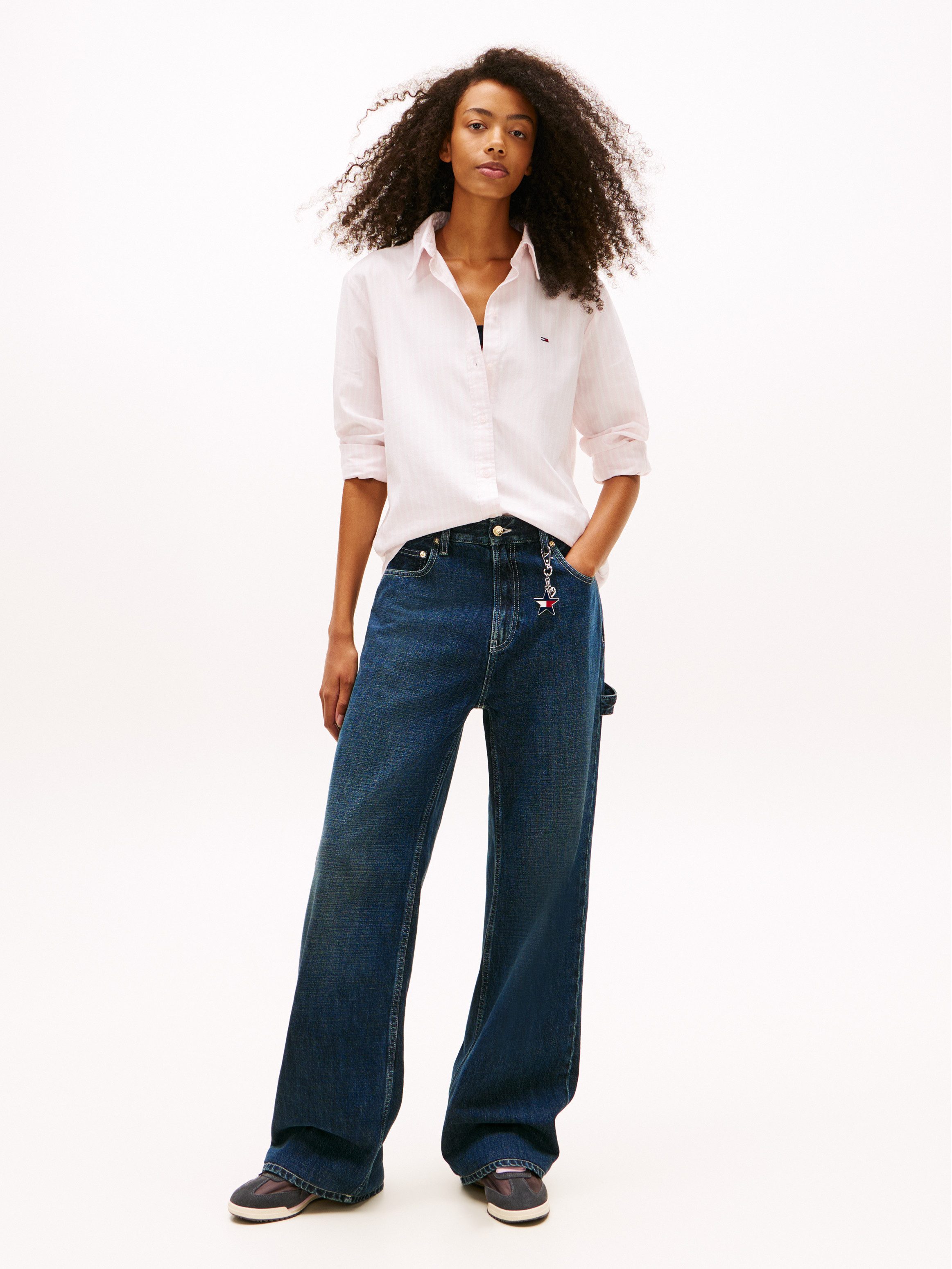 Tommy Jeans Hemdbluse TJW REG OXFORD SHIRT mit Logostickerei, abgerundeter Saum